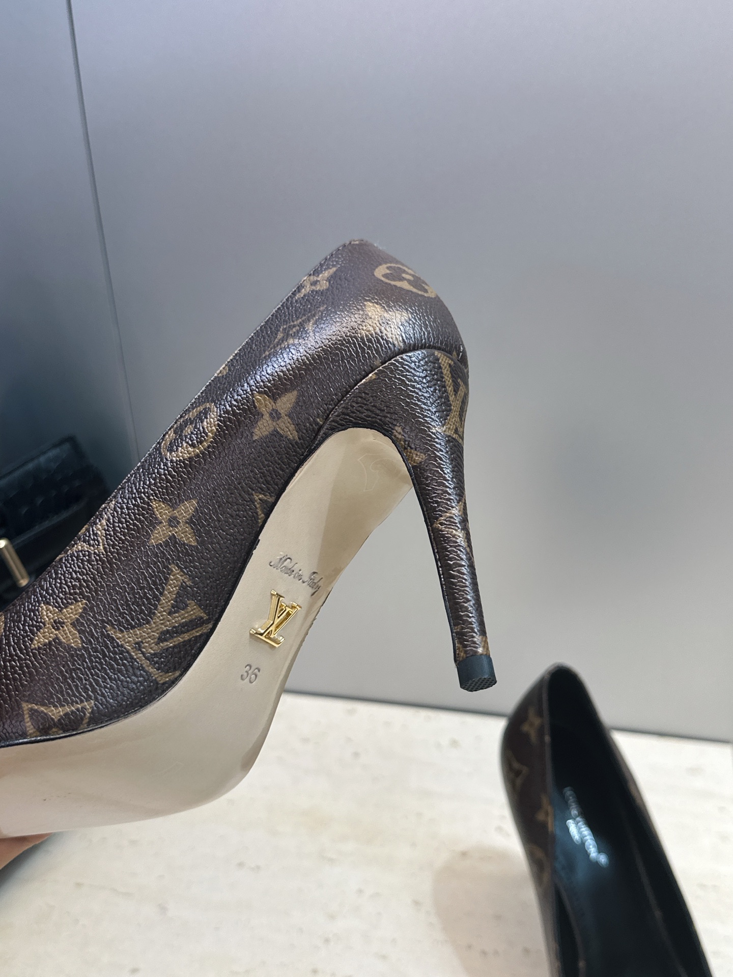Louis Vuitton 2026早春新款高跟女鞋 LV 字母logo老花面细跟尖头拼色单鞋 材质：鞋