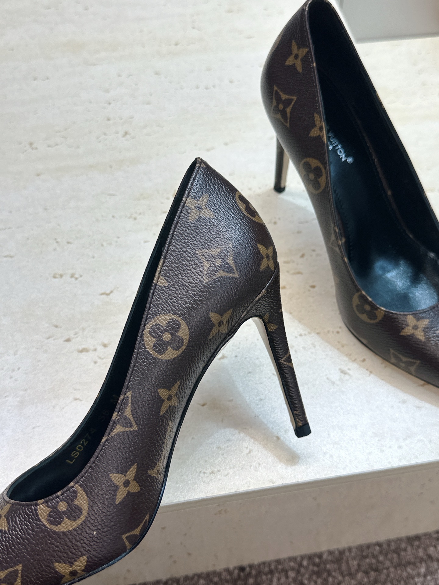 Louis Vuitton 2026早春新款高跟女鞋 LV 字母logo老花面细跟尖头拼色单鞋 材质：鞋