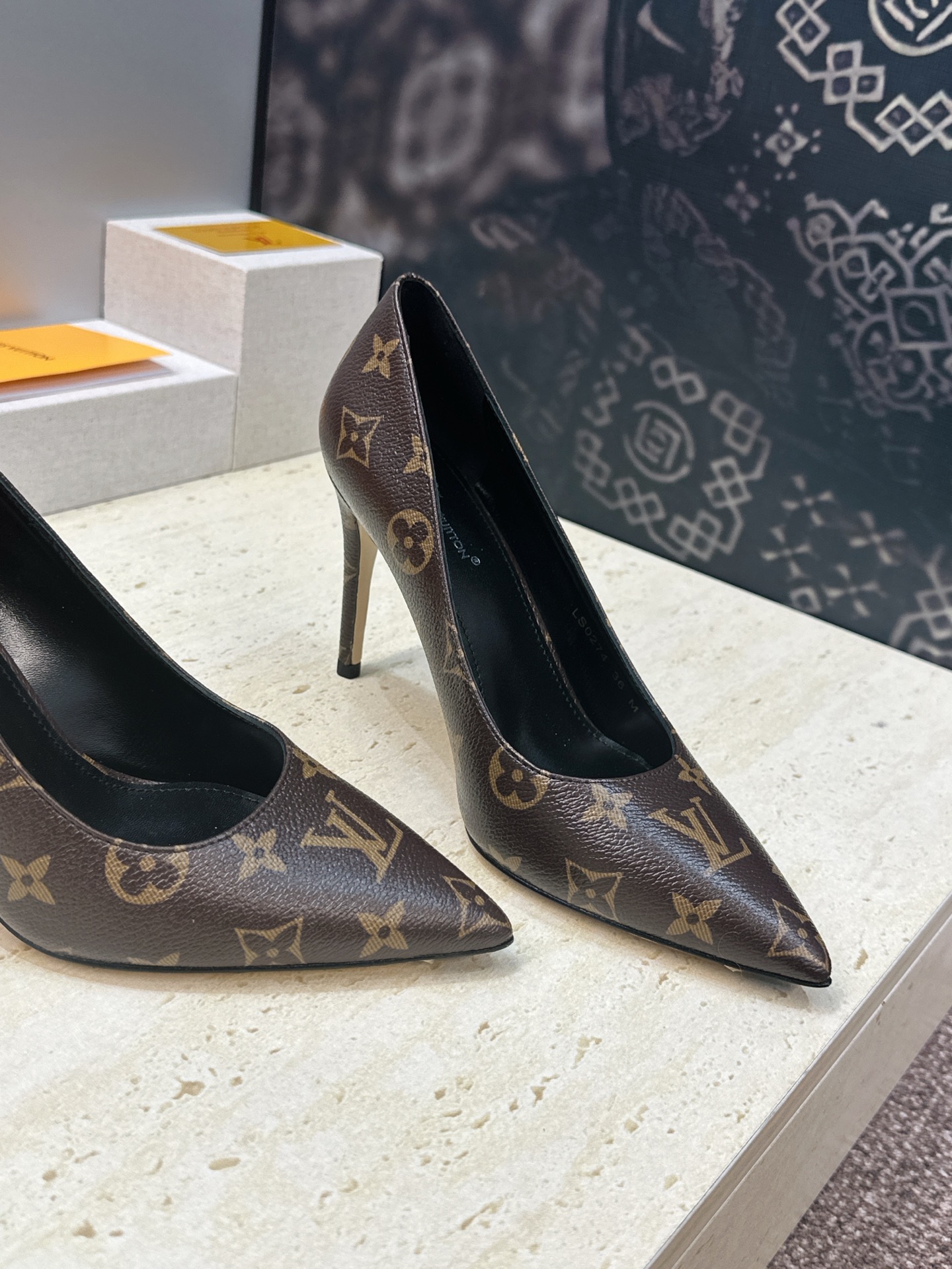 Louis Vuitton 2026早春新款高跟女鞋 LV 字母logo老花面细跟尖头拼色单鞋 材质：鞋