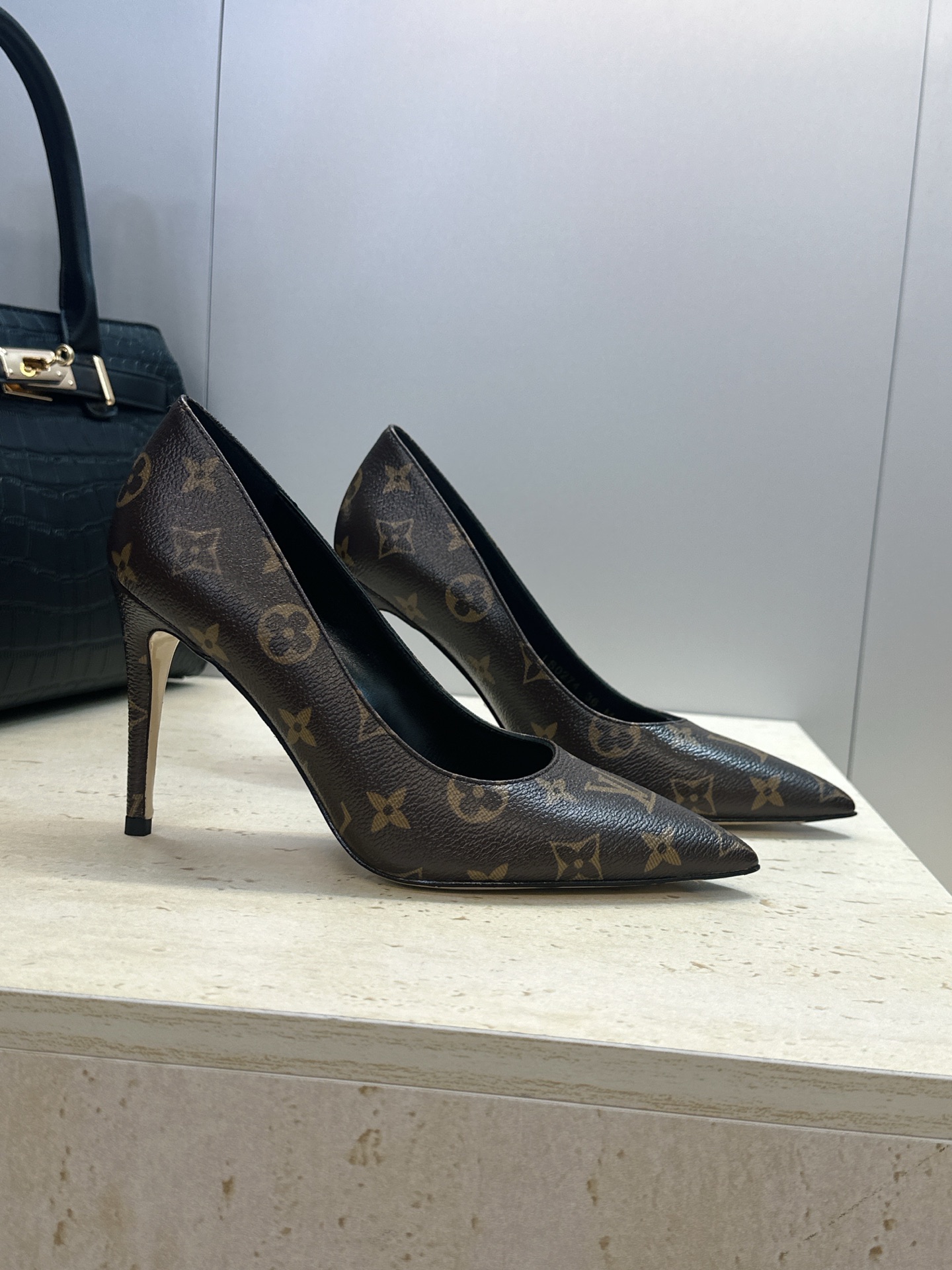 Louis Vuitton 2026早春新款高跟女鞋 LV 字母logo老花面细跟尖头拼色单鞋 材质：鞋