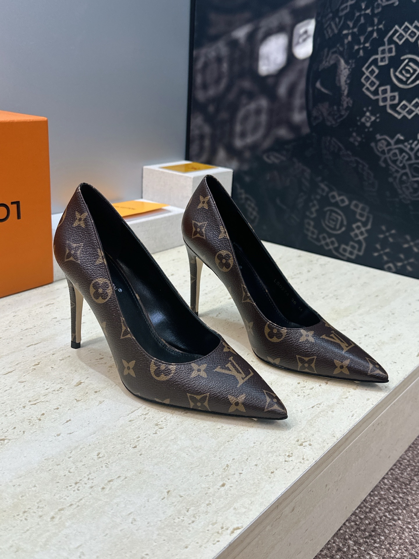 Louis Vuitton 2026早春新款高跟女鞋 LV 字母logo老花面细跟尖头拼色单鞋 材质：鞋