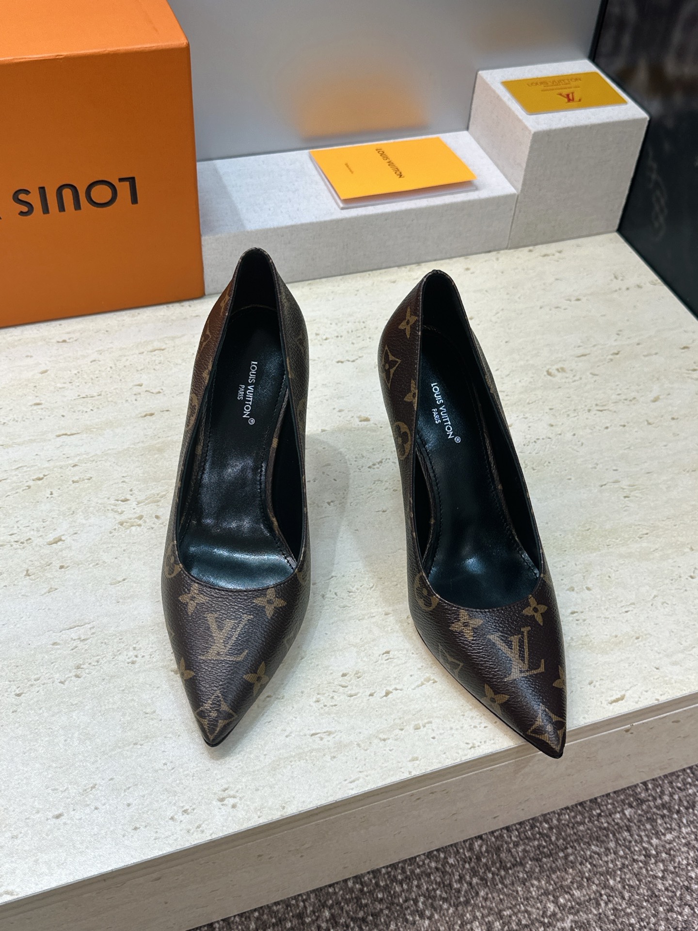 Louis Vuitton 2026早春新款高跟女鞋 LV 字母logo老花面细跟尖头拼色单鞋 材质：鞋