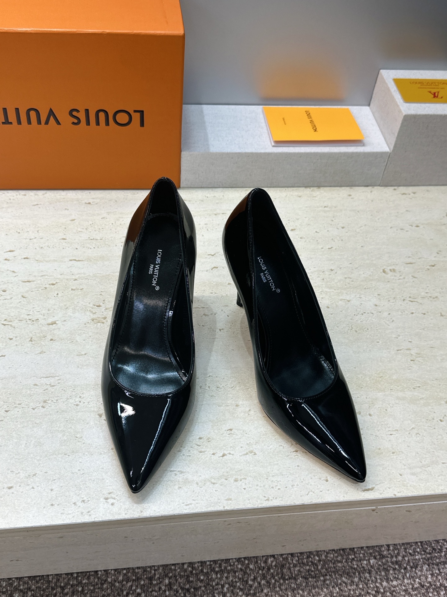 Louis Vuitton 2026早春新款高跟女鞋 LV 字母logo老花面细跟尖头拼色单鞋 材质：鞋