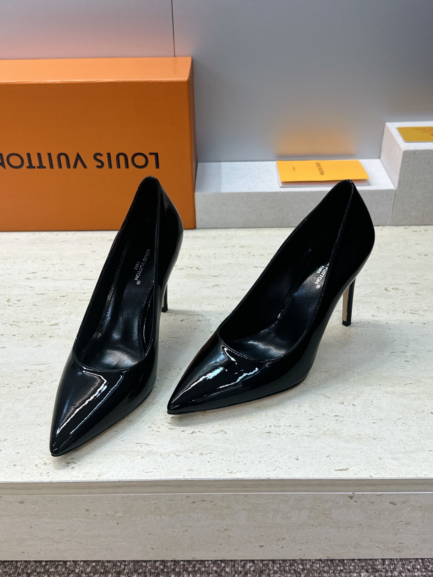Louis Vuitton 2026早春新款高跟女鞋 LV 字母logo老花面细跟尖头拼色单鞋 材质：鞋