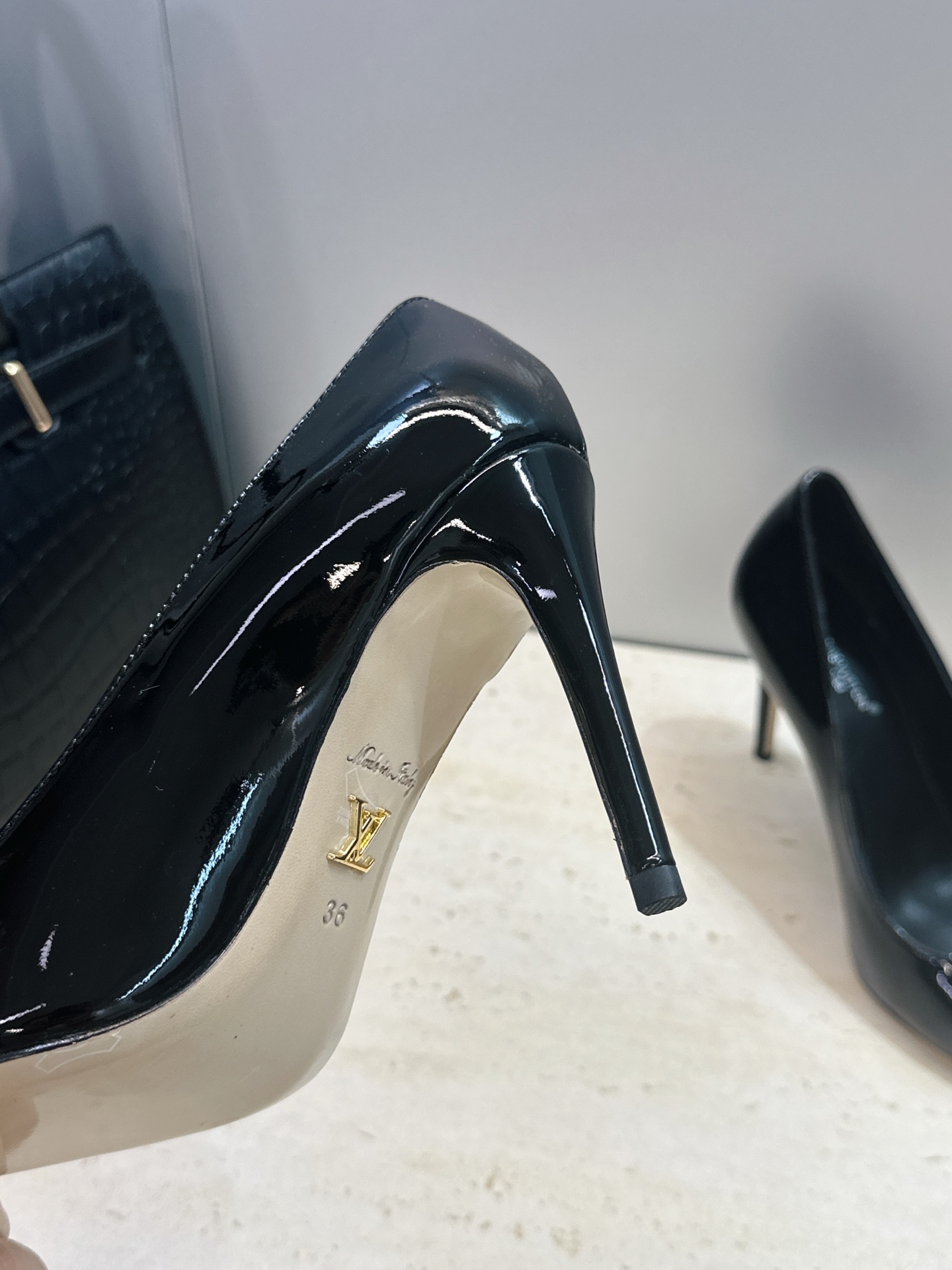 Louis Vuitton 2026早春新款高跟女鞋 LV 字母logo老花面细跟尖头拼色单鞋 材质：鞋