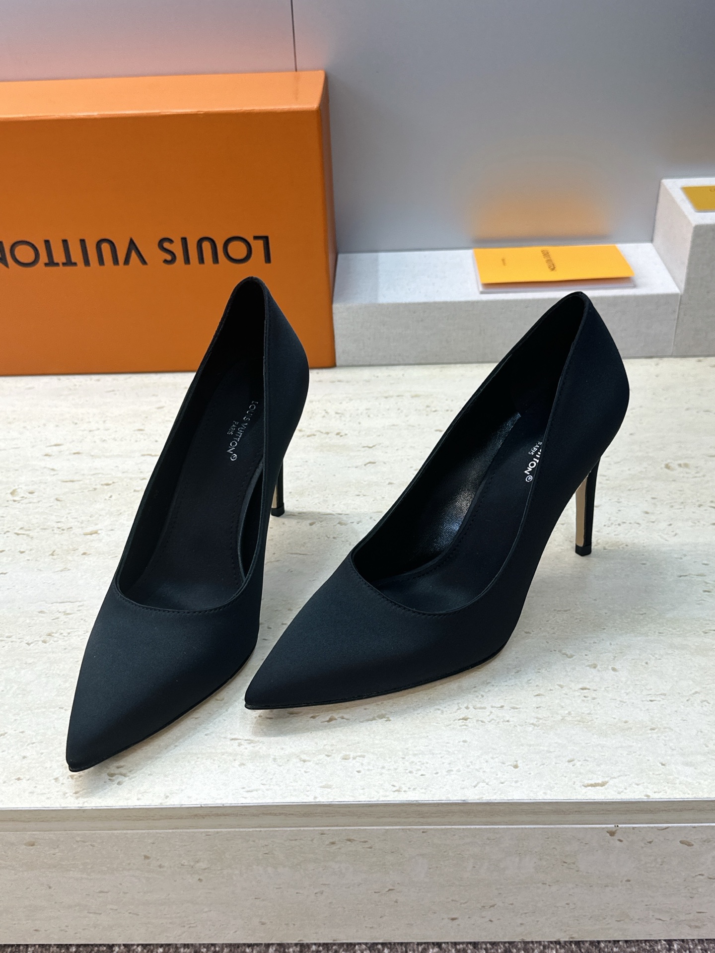 Louis Vuitton 2026早春新款高跟女鞋 LV 字母logo老花面细跟尖头拼色单鞋 材质：鞋