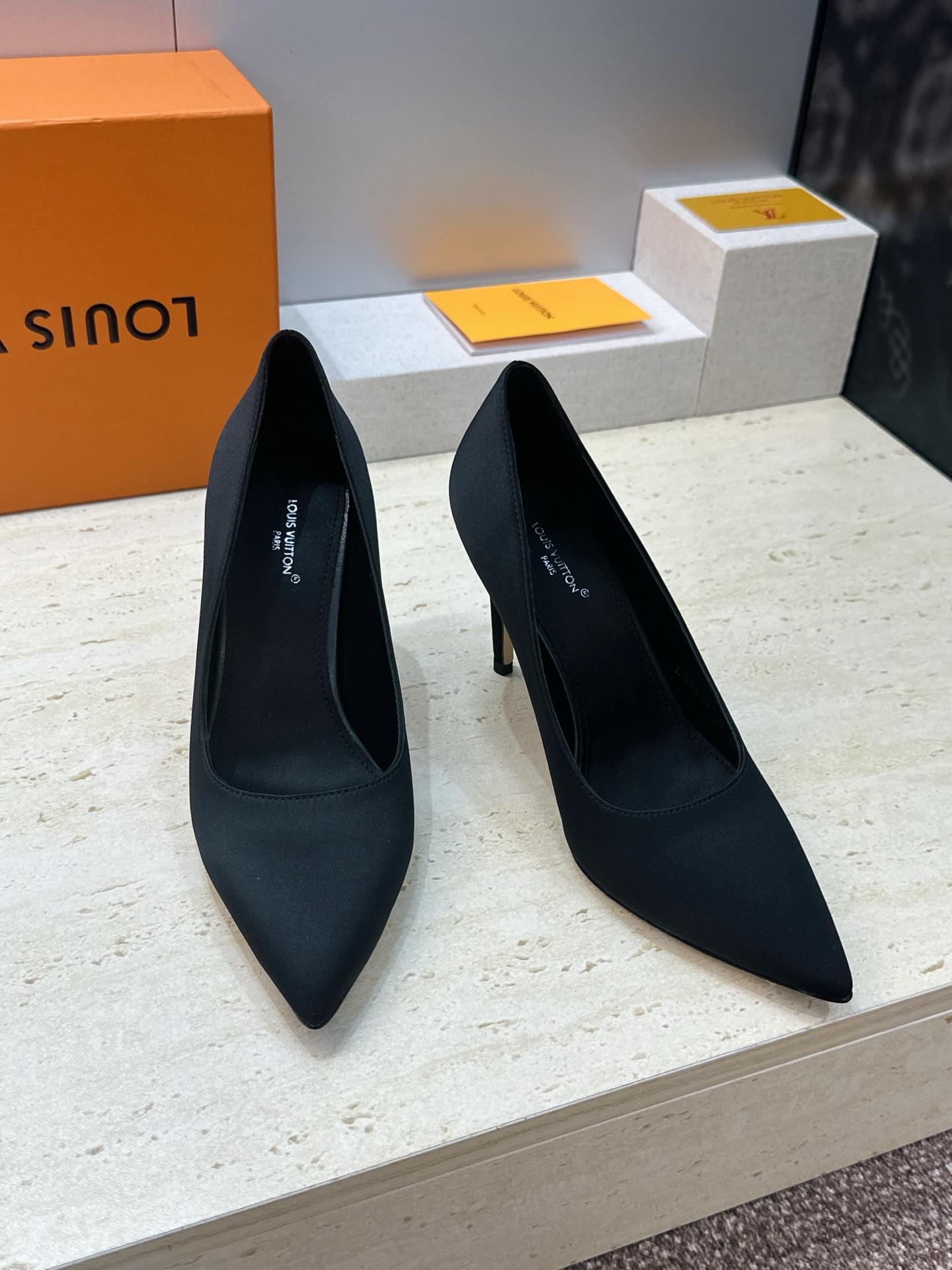 Louis Vuitton 2026早春新款高跟女鞋 LV 字母logo老花面细跟尖头拼色单鞋 材质：鞋