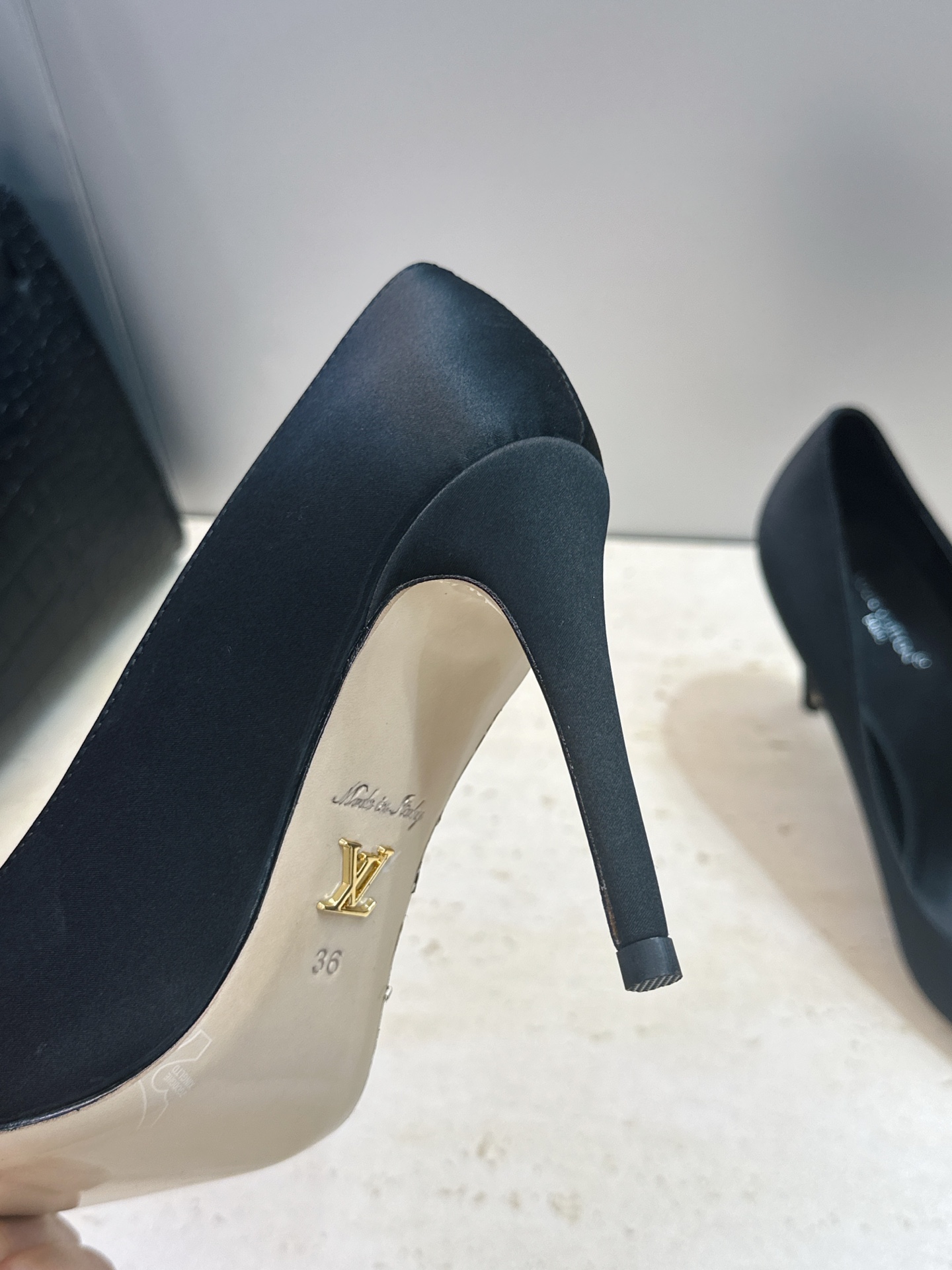 Louis Vuitton 2026早春新款高跟女鞋 LV 字母logo老花面细跟尖头拼色单鞋 材质：鞋