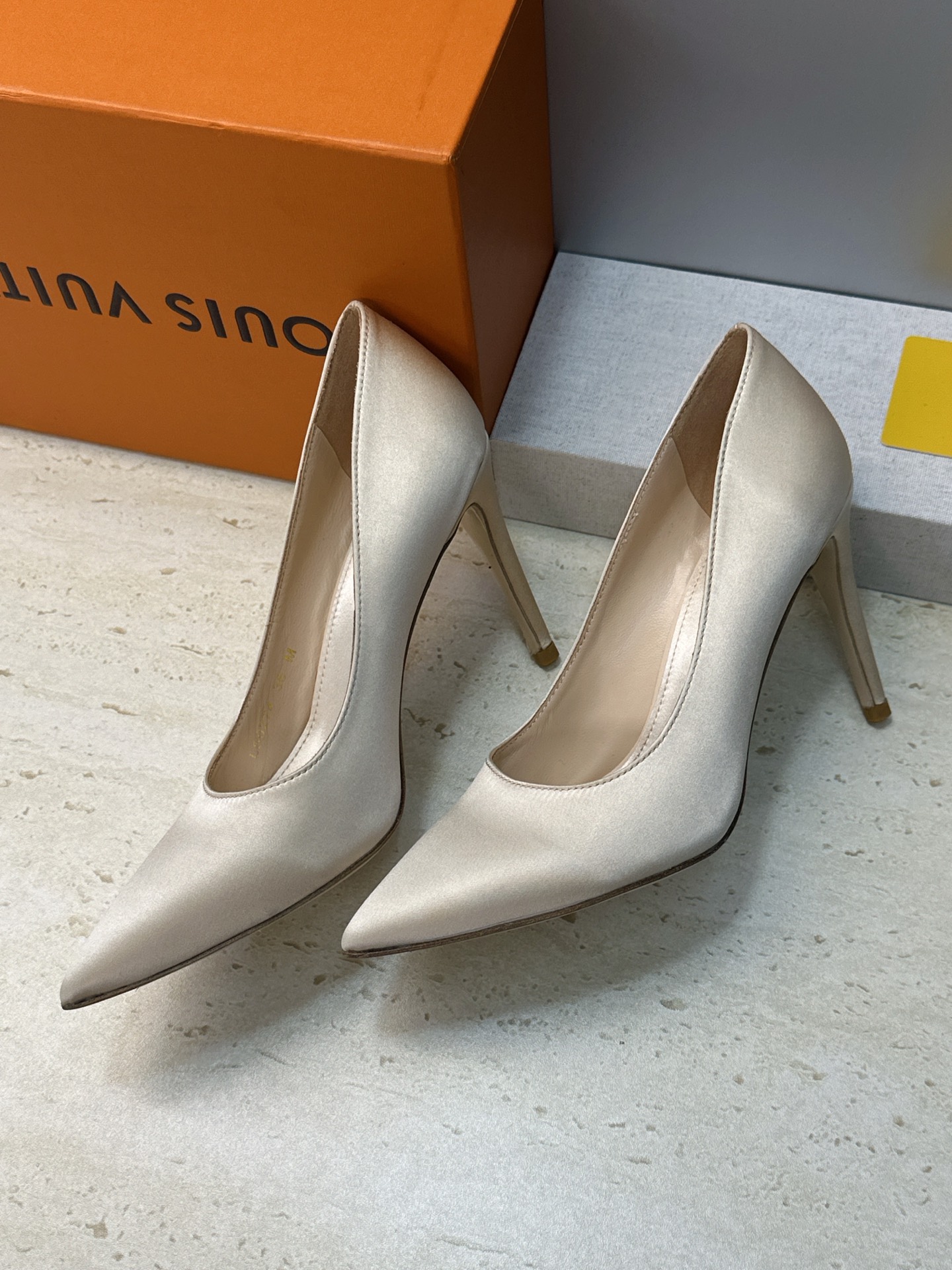 Louis Vuitton 2026早春新款高跟女鞋 LV 字母logo老花面细跟尖头拼色单鞋 材质：鞋