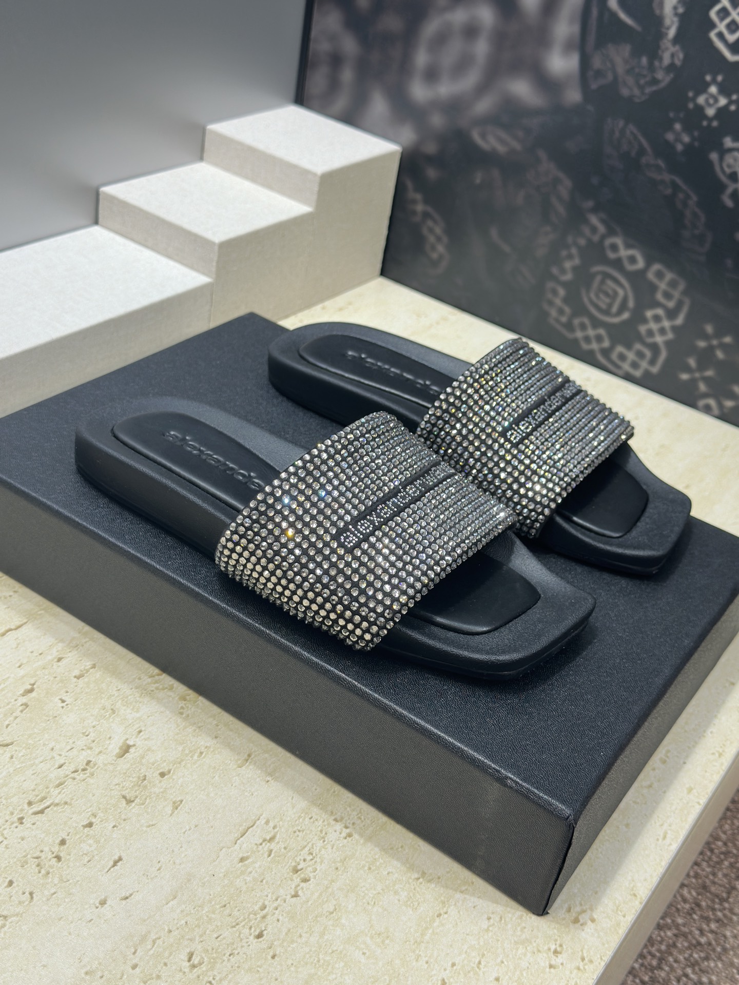 NO:784441,Alexanderwang 2026 early spring new rhinestone women's shoes Alexander Wang letter logo flat bottom square toe open-toe sandals Material: imported sheepskin upper with hot Australian rhinestones + water-dyed sheepskin lining + original molded tup outsole Size: 35-41 (40.41 customized non-returnable), slippers, slippers, sheepskin, sheep19860909Alexanderwang 2026早春新款水钻女鞋 亚历山大.王 字母logo平底方头露趾凉拖鞋 材质:鞋面进口羊猄皮镶烫澳洲水钻+水染羊皮内里+原版开模tup大底 Size:35-41(40.41定制不退换),拖鞋,slippers,sheepskin,sheep,Women's Shoes