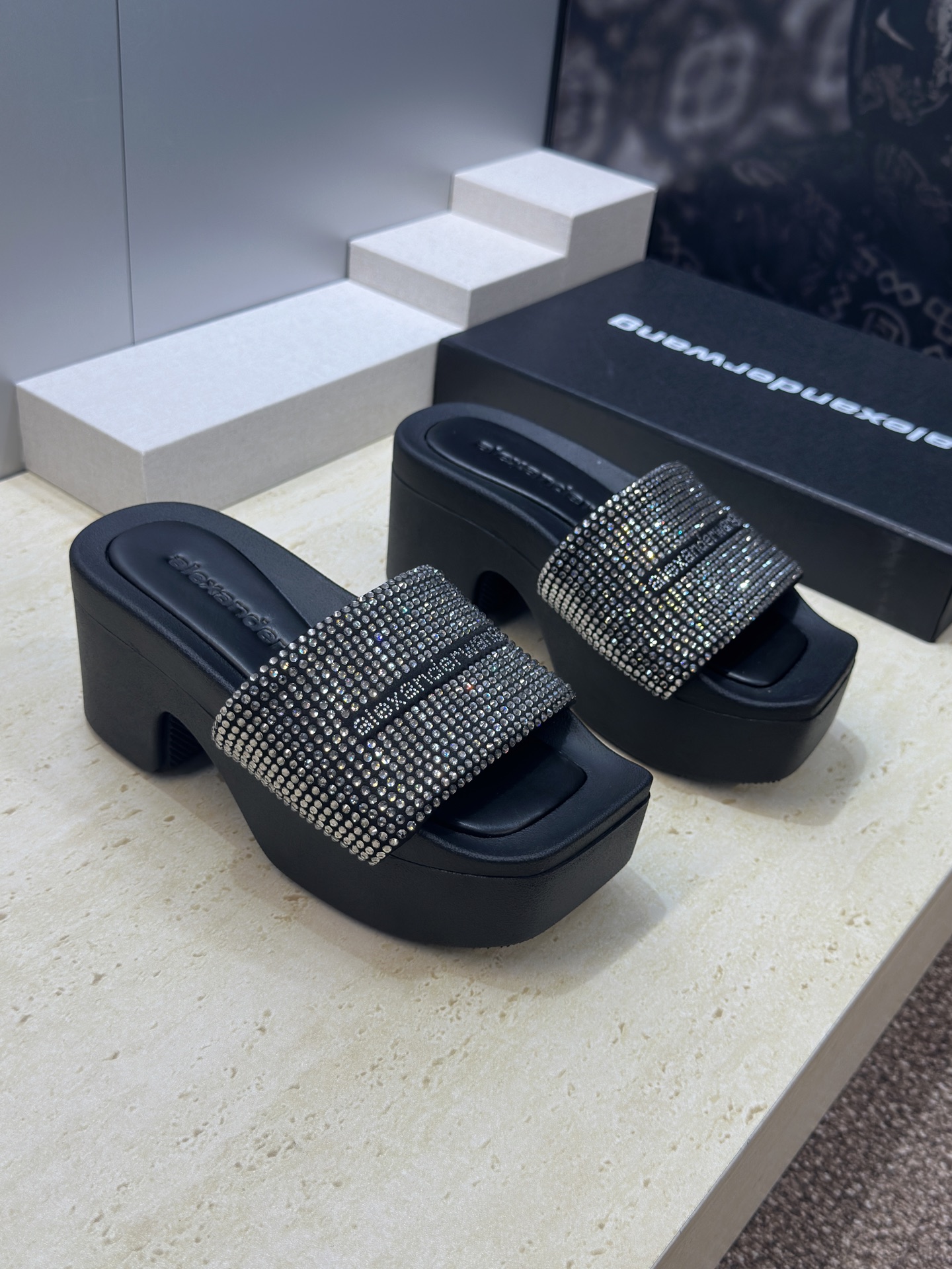 NO:784445,Alexander Wang 2026 spring and summer new thick-heeled women's shoes Alexander Wang star's same style letter logo thick-soled square-toe open-toe waterproof platform slippers Material: imported sheep leather inlaid with hot Australian rhinestones + water-dyed sheepskin lining + original open-molded Tpu outsole Bottom thickness: front height 6.cm/back height 9.5cm Size35-41 (40.41 customized non-refundable), slippers, slippers, sheepskin, sheep19860909Alexander Wang 2026春夏新款粗跟女鞋 亚历山大 .王明星同款字母logo厚底方头露趾防水台拖鞋 材质:进口羊猄皮镶烫澳洲水钻+水染羊皮内里+原版开模Tpu大底 底厚:前高6.cm/后高9.5cm Size35-41(40.41定制不退换),拖鞋,slippers,sheepskin,sheep,Women's Shoes