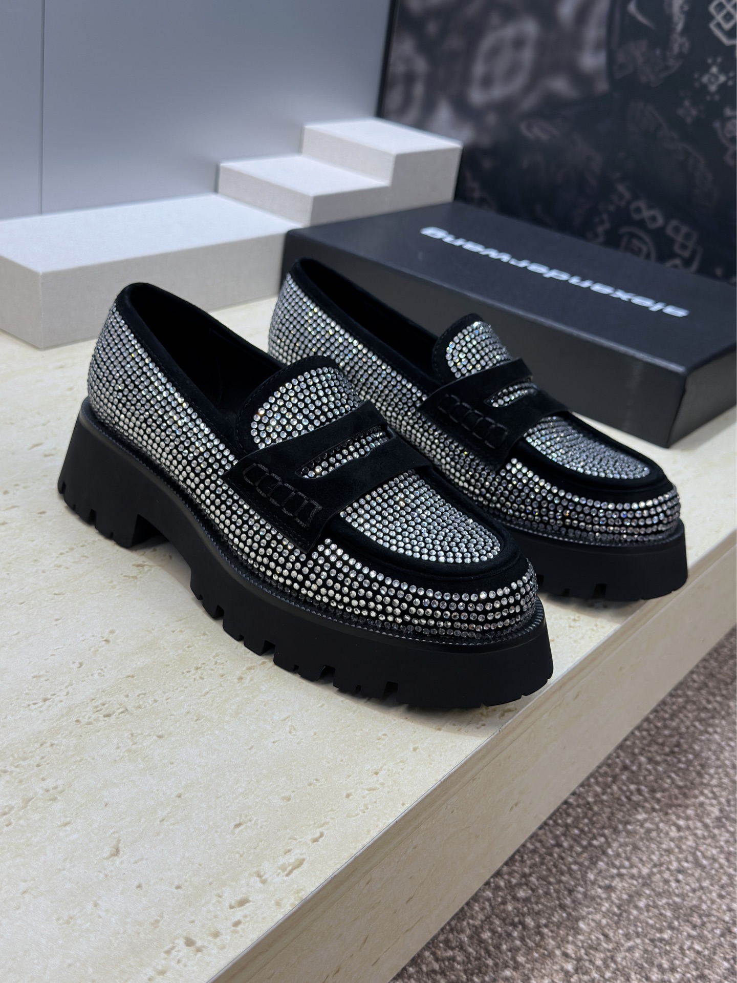 NO:784439,Alexander Wang 2026 early spring new low-heeled rhinestone women's shoes Alexander Wang star's same letter logo thick-soled round-toe color-blocking loafer shoes Material: imported sheep leather inlaid with hot Australian rhinestones + water-dyed sheepskin lining + original open-molded Tpu outsole Heel height: 3.5CM Size35-41 (40.41 customized non-returnable), loafers, loafers, sheepskin, sheep19860909Alexander Wang 2026早春新款低跟水钻女鞋 亚历山大 .王明星同款字母logo厚底圆头拼色乐福单鞋 材质:进口羊猄皮镶烫澳洲水钻+水染羊皮内里+原版开模Tpu大底 跟高:3.5CM Size35-41(40.41定制不退换),乐福鞋,loafers,sheepskin,sheep,Women's Shoes