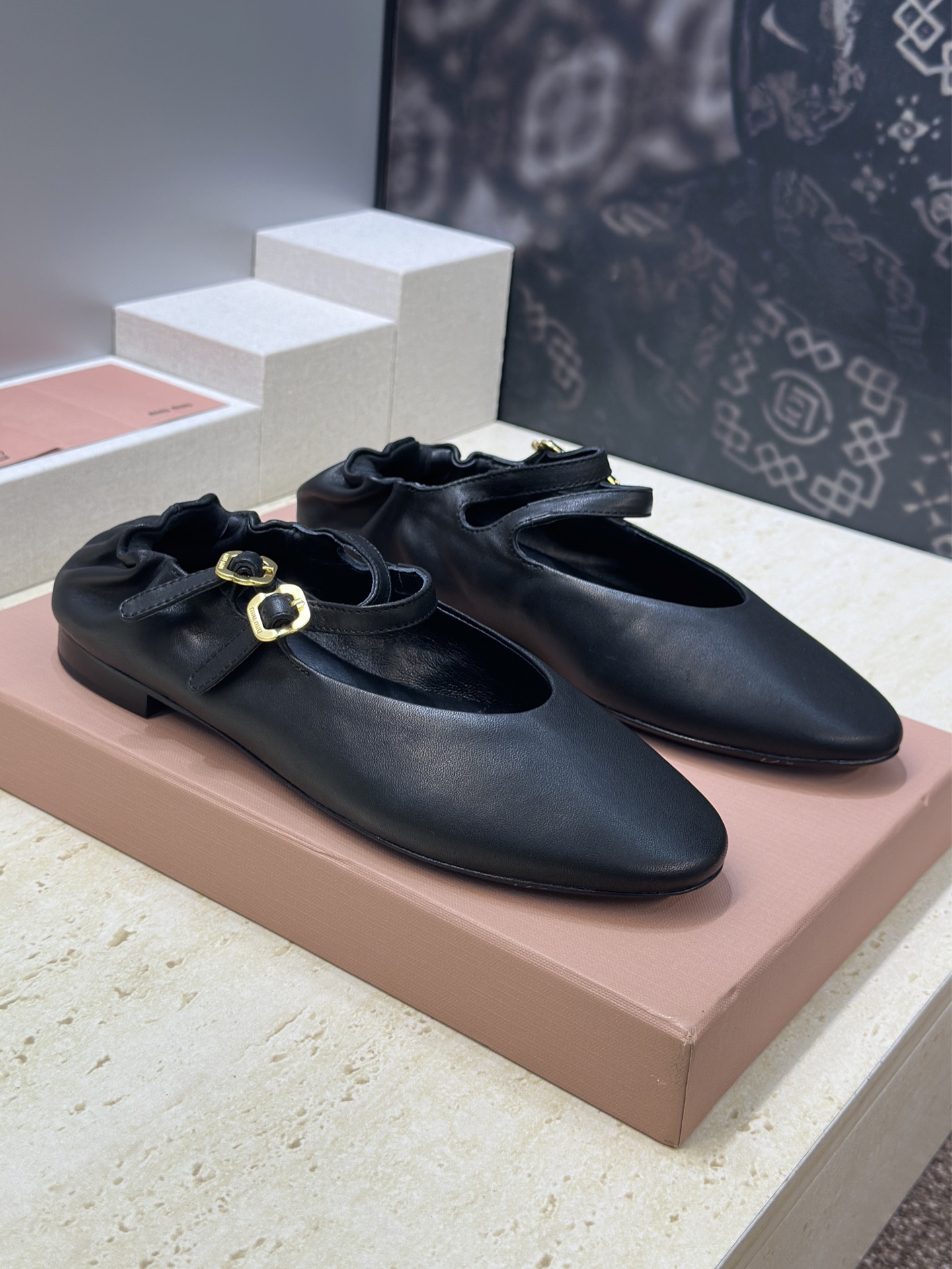 NO:784429,Miumiu 2026 early spring new elastic ballet doll women's shoes Miumiu letter logo hardware belt buckle flat round toe Mary Jane shoes Material: imported mixed sheepskin upper + water-dyed sheepskin lining + Italian leather outsole Size: 35-41 (40.41 customization is not returnable), ballet shoes, miumiu, mary jane, sheepskin, Leather soles19860909Miumiu 2026早春新款弹力芭蕾舞娃娃女鞋 缪缪字母logo五金皮带扣平底圆头玛丽珍单鞋 材质:鞋面进口混种羊皮+水染羊皮内里+ 意大利真皮大底 Size:35-41(40.41定制不退换）,芭蕾舞鞋,miumiu,mary jane,sheepskin,Leather soles,Women's Shoes