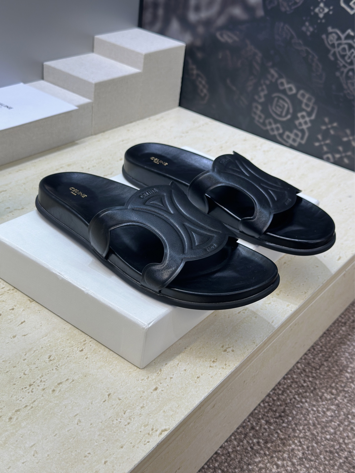 NO:784424,CELINE Celine 2026 early spring new flat-soled beach women's shoes, star's same letter logo thick-soled round-toe hollow open-toe sandals and slippers Material upper imported calfskin + water-dyed sheepskin lining + original molded Tpu outsole Size: 35-41 (40.41 customization is not returnable), slippers, celine, slippers, cowhide, sheepskin19860909CELINE 瑟琳 2026早春新款平底沙滩女鞋 明星同款字母logo厚底圆头镂空露趾凉拖鞋 材质鞋面进口小牛皮+水染羊皮内里+原版开模Tpu大底 Size: 35-41(40 .41定制不退换）,拖鞋,celine,slippers,cowhide,sheepskin,Women's Shoes