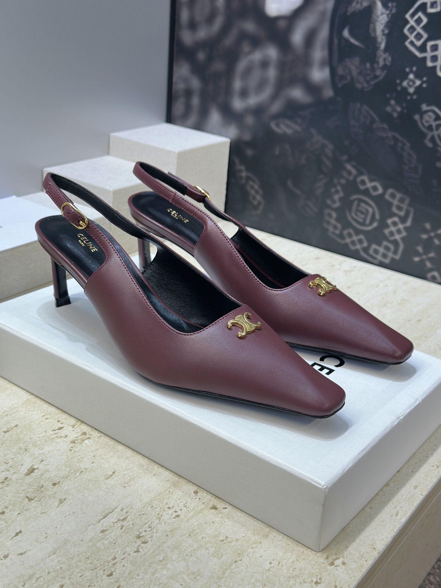 NO:784414,CELINE Celine 2026 early spring new high-heeled color-blocked women's shoes, star's same letter logo hardware buckle square toe back sandals, material upper imported calfskin + water-dyed sheepskin lining + Italian leather outsole Heel height: 6.5CM Size: 35-41 (40.41 customization is not returnable), sandals, celine, sandals, slippers, cowhide, sheepskin, Leather soles19860909CELINE 瑟琳 2026早春新款高跟拼色女鞋 明星同款字母logo五金扣方头后空凉拖鞋 材质鞋面进口小牛皮+水染羊皮内里+意大利真皮大底 跟高:6.5CM Size: 35-41(40 .41定制不退换）,凉鞋单鞋,celine,sandals,slippers,cowhide,sheepskin,Leather soles,Women's Shoes