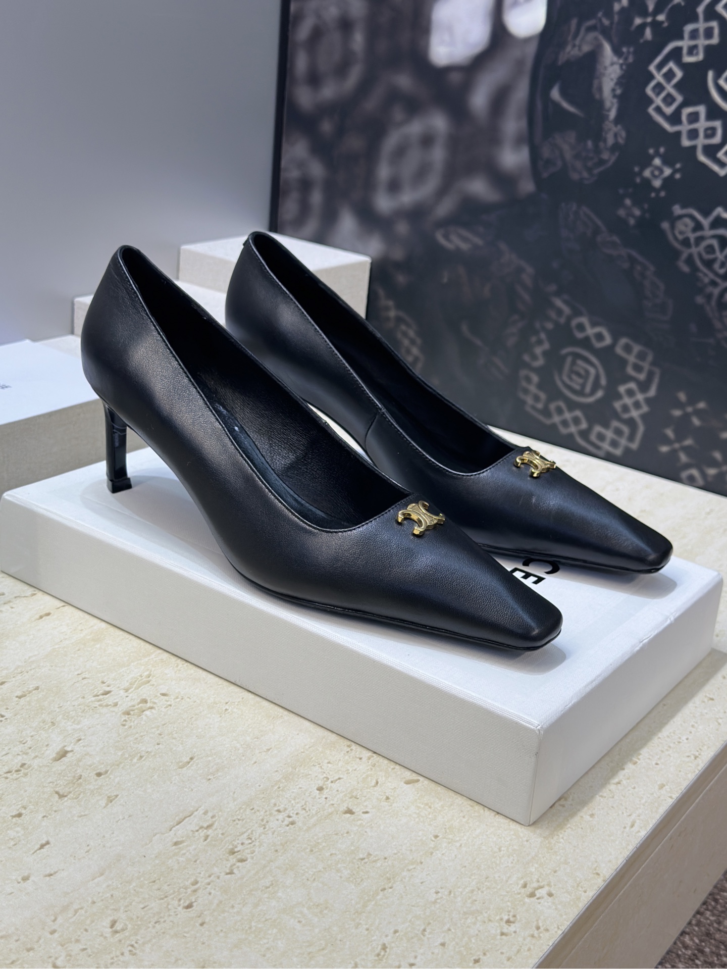 NO:784419,CELINE Celine 2026 early spring new high-heeled color-blocked women's shoes, star-style letter logo hardware buckle square-toe fashion shoes, material upper imported calfskin + water-dyed sheepskin lining + Italian leather outsole Heel height: 6.5CM Size: 35-41 (40.41 customization is not returnable), sandals, celine, sandals, cowhide, sheepskin, Leather soles19860909CELINE 瑟琳 2026早春新款高跟拼色女鞋 明星同款字母logo五金扣方头时尚单鞋 材质鞋面进口小牛皮+水染羊皮内里+意大利真皮大底 跟高:6.5CM Size: 35-41(40 .41定制不退换）,凉鞋单鞋,celine,sandals,cowhide,sheepskin,Leather soles,Women's Shoes