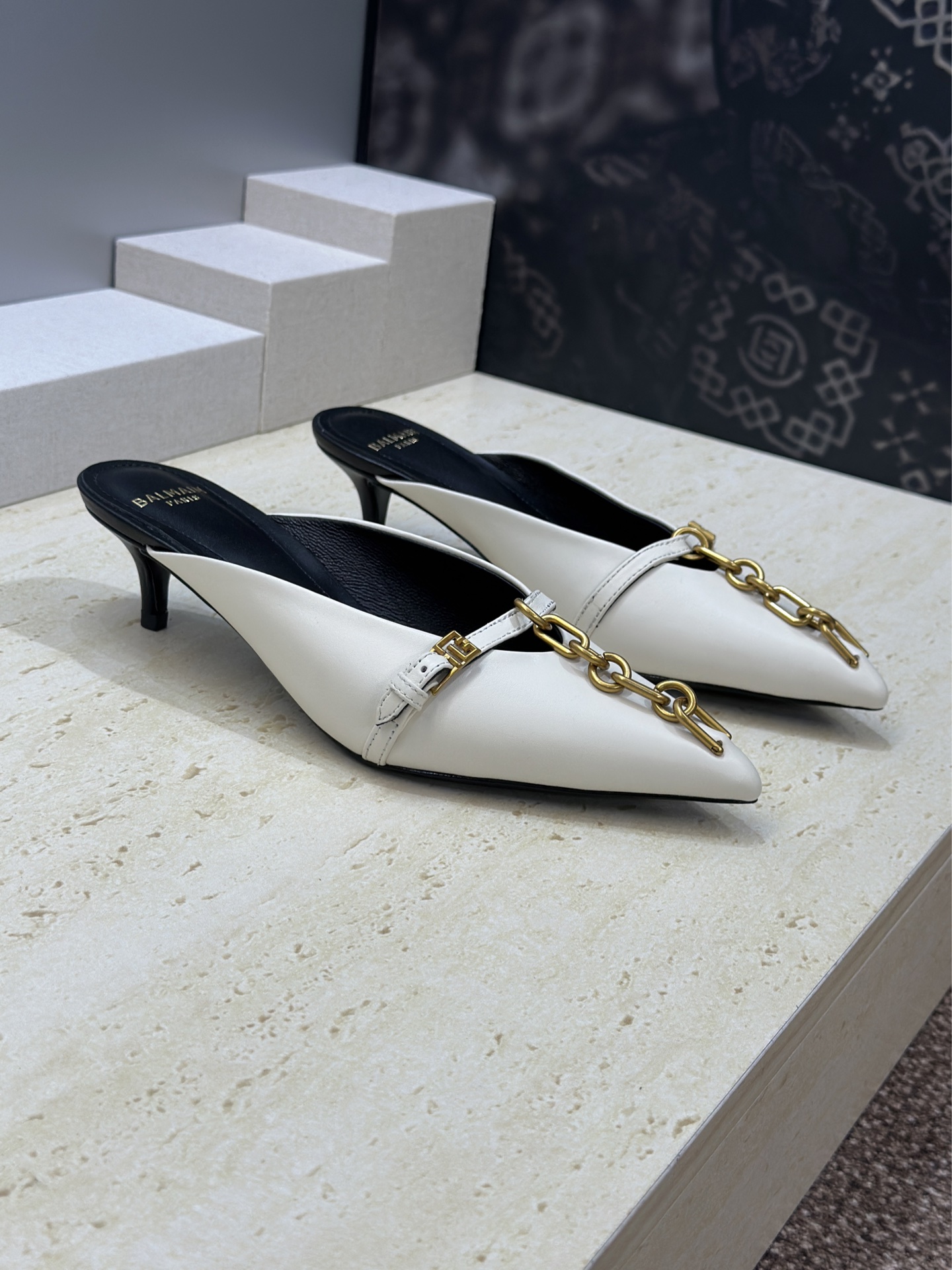 NO:784422,BALMAIN PARIS 2026 early spring new style punk style fashionable color-blocked low-heeled women's shoes Balmain letter logo hardware chain buckle star's same style pointed toe stiletto Mule sandals Material: upper imported cow patent leather/imported calfskin + water-dyed sheepskin lining + Italian leather outsole Heel height: 4.5CM  Size: 35-41 (40.41 customized, non-returnable), semi-trailers, balmain, balmain, slippers, cowhide, sheepskin, Leather soles19860909BALMAIN PARIS 2026早春新款新款朋克风时尚拼色低跟女鞋 巴尔曼字母logo五金链条扣明星同款尖头细跟穆勒凉拖鞋 材质:鞋面进口牛漆皮/进口小牛皮+水染羊皮里+意大利真皮大底 跟高:4.5CM Size:35-41(40.41订做不退换),半拖,balmain,balmain,slippers,cowhide,sheepskin,Leather soles,Women's Shoes