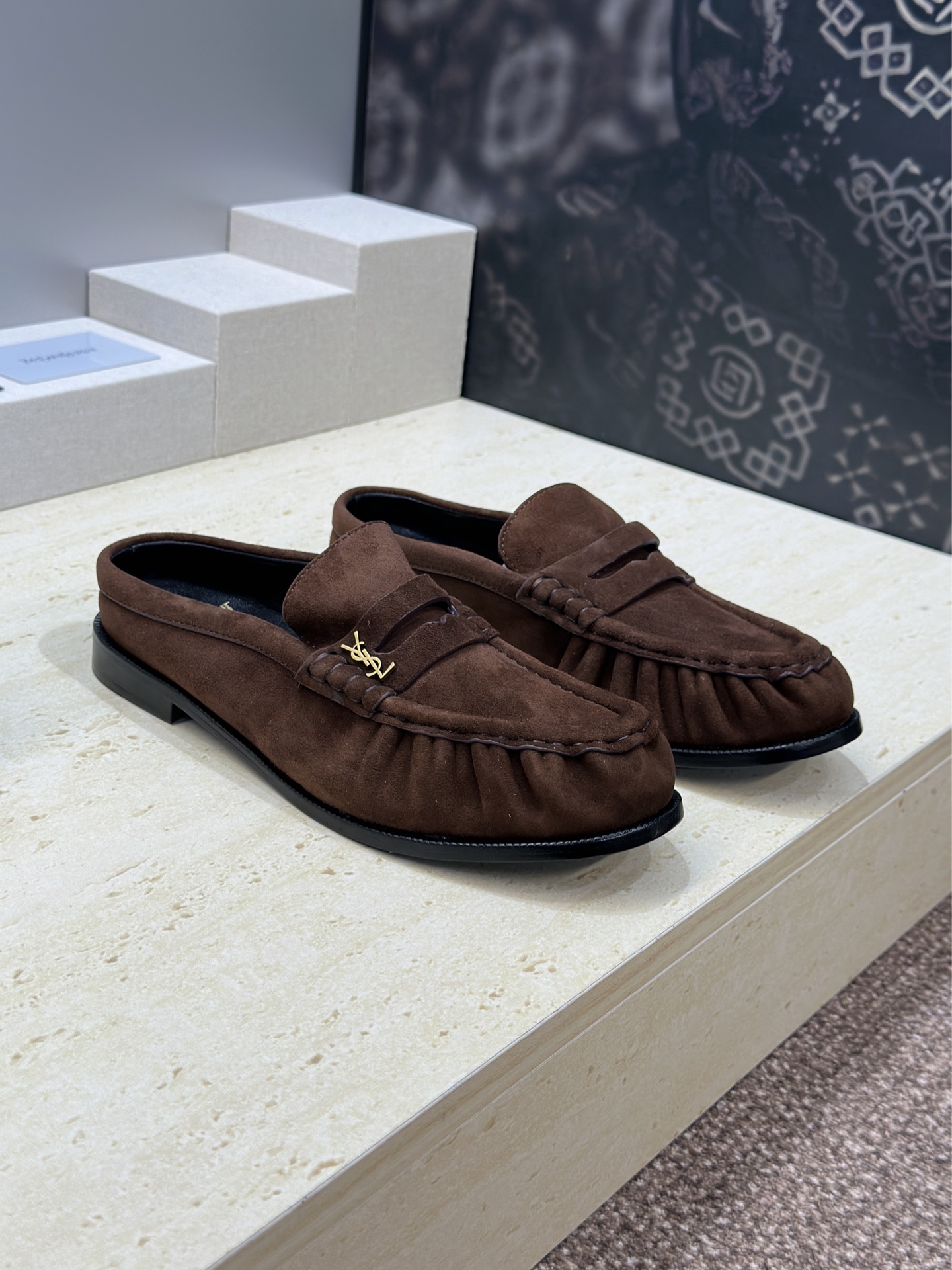 NO:784402,: Women's code/men's code SAINT LAURENT 2026 early spring couple's new jelly color lazy beach sandals YSL star's same style letter logo hardware buckle flat round toe color matching mule shoes Material upper imported calfskin/imported sheepskin + water-dyed cowhide lining + Italian injection molded leather outsole Size: Female code 34-41 (34.40.41 customization is not returnable)  Men's size 39-46 (45.46 customized, non-returnable), loafers and half slippers, saint laurent, saint laurent, loafers, slippers, cowhide, sheep, Leather soles19860909:女码/男码 SAINT LAURENT 2026早春情侣新款果冻色懒人沙滩凉拖鞋 YSL明星同款字母logo五金扣平底圆头拼色穆勒鞋 材质鞋面进口小牛皮/进口羊猄皮+水染牛皮内里+意大利注塑真皮大底 Size:女码34-41(34.40.41定制不退换） 男码39-46(45.46定制不退换),乐福鞋半拖,saint laurent,saint laurent,loafers,slippers,cowhide,sheep,Leather soles,Women's Shoes