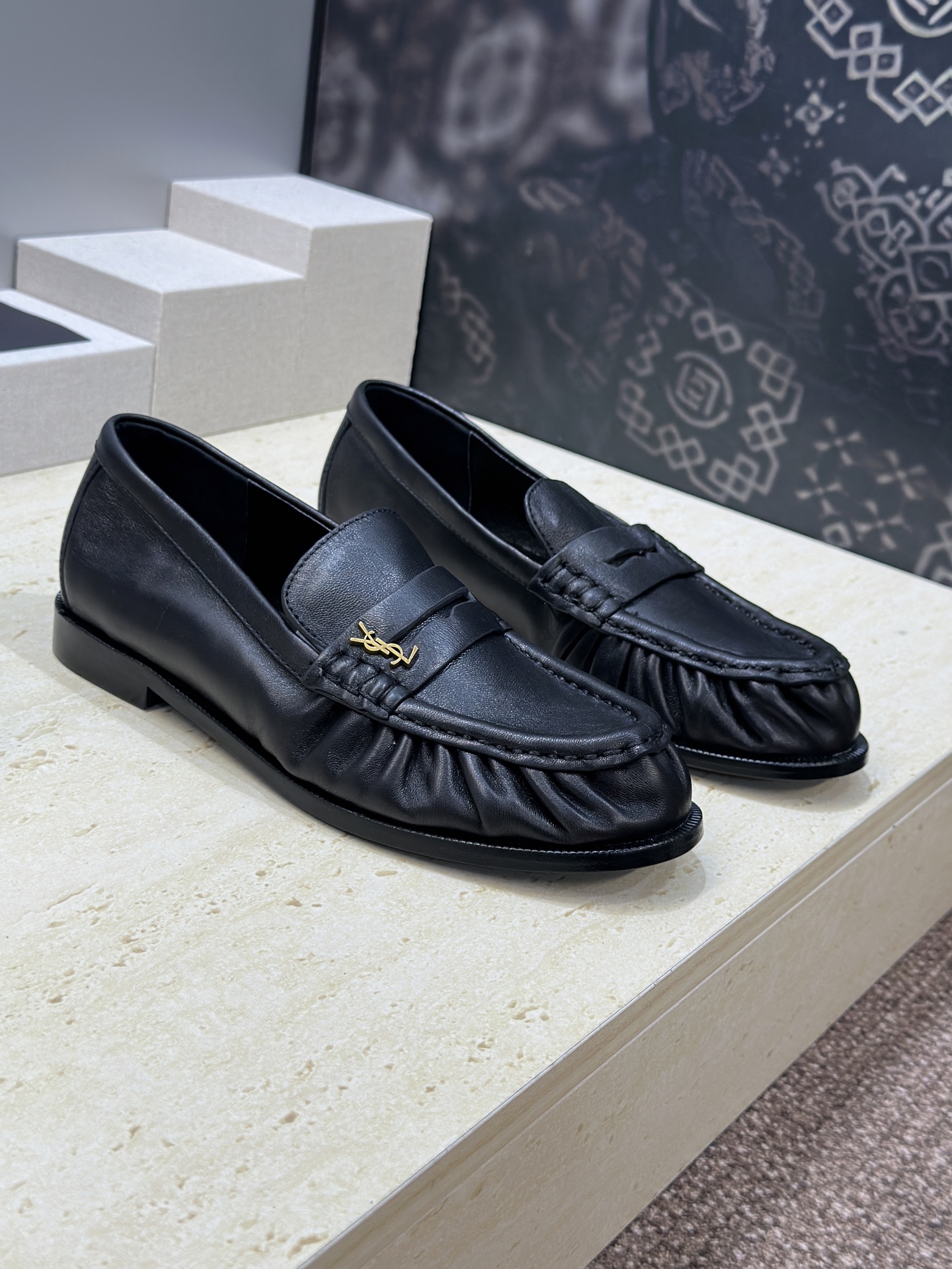 NO:784408,: Women's code/men's code SAINT LAURENT 2026 early spring couple's new jelly color lazy shoes YSL star's same style letter logo hardware buckle flat round toe color matching loafers Material upper imported calfskin/imported sheepskin + water-dyed cowhide lining + Italian injection molded leather outsole Size: Female code 34-41 (34.40.41 customization is not returnable)  Men's size 39-46 (45.46 customized, non-returnable), loafers half-flop, saint laurent, saint laurent, loafers, cowhide, sheep, Leather soles19860909:女码/男码 SAINT LAURENT 2026早春情侣新款果冻色懒人单鞋 YSL明星同款字母logo五金扣平底圆头拼色乐福鞋 材质鞋面进口小牛皮/进口羊猄皮+水染牛皮内里+意大利注塑真皮大底 Size:女码34-41(34.40.41定制不退换） 男码39-46(45.46定制不退换),乐福鞋半拖,saint laurent,saint laurent,loafers,cowhide,sheep,Leather soles,Women's Shoes