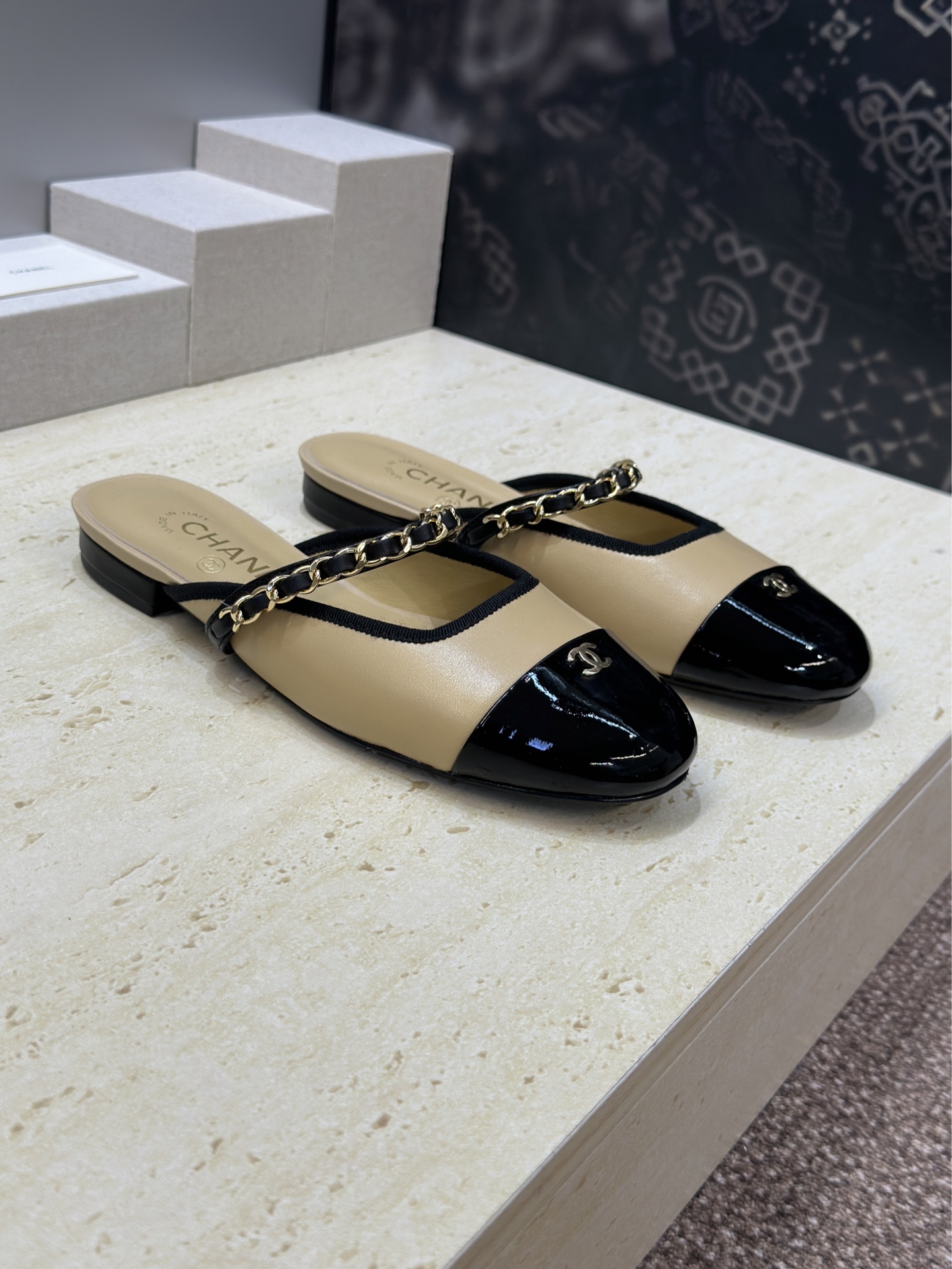 NO:784396,Chanel CHANEL 2026 new early spring punk style chain color block sandals for women Xiaoxiang double C letter logo hardware buckle low heel round toe mules Material upper imported mixed cow leather/imported cow patent leather + water-dyed sheepskin lining + Italian genuine leather outsole Size: 35-41 (40.41 customization is not returnable), half drag, chanel, chanel, cowhide, sheepskin, Leather soles19860909香奈儿 CHANEL 2026早春新款朋克风格链条拼色凉拖女鞋 小香双C字母logo五金扣低跟圆头穆勒鞋 材质鞋面进口混种牛皮/进口牛漆皮+水染羊皮内里+意大利真皮大底 Size:35-41(40.41定制不退换）,半拖,chanel,chanel,cowhide,sheepskin,Leather soles,Women's Shoes