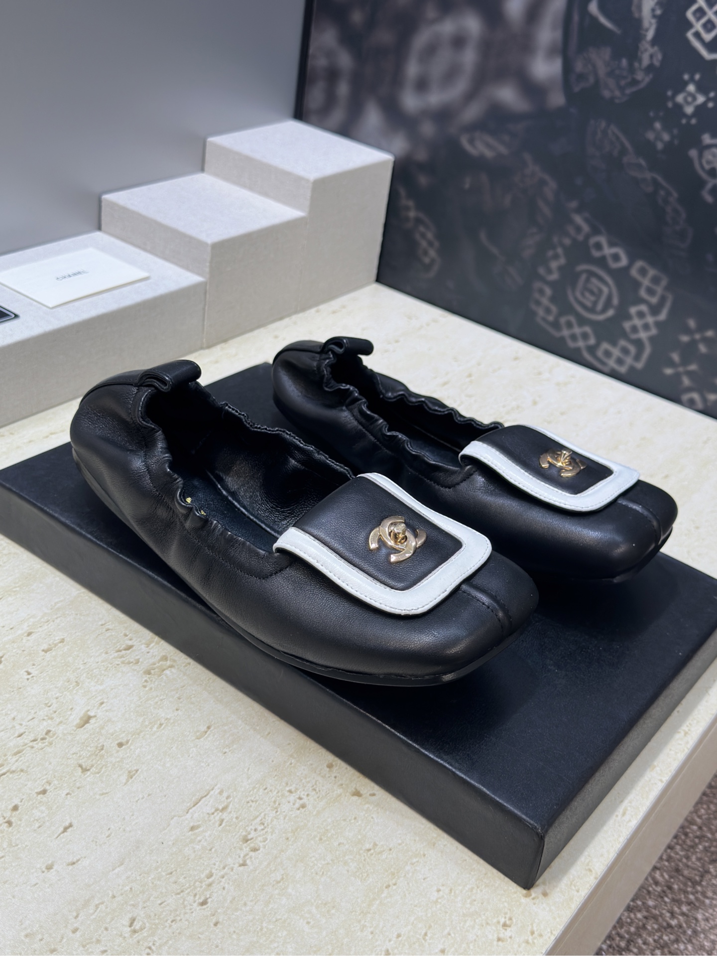 NO:784390,Chanel CHANEL 2026 early spring new color-blocked ballerina shoes Xiaoxiang double C letter logo hardware buckle flat square toe flip elastic dance shoes Material upper imported mixed sheepskin + water-dyed sheepskin lining + Italian genuine leather outsole Size: 35-41 (40.41 customized non-returnable), ballet shoes, chanel, chanel, sheepskin, Leather soles19860909香奈儿 CHANEL 2026早春新款拼色芭蕾舞女鞋 小香双C字母logo五金扣平底方头翻盖弹力跳舞鞋 材质鞋面进口混种羊皮+水染羊皮内里+意大利真皮大底 Size:35-41(40.41定制不退换）,芭蕾舞鞋,chanel,chanel,sheepskin,Leather soles,Women's Shoes