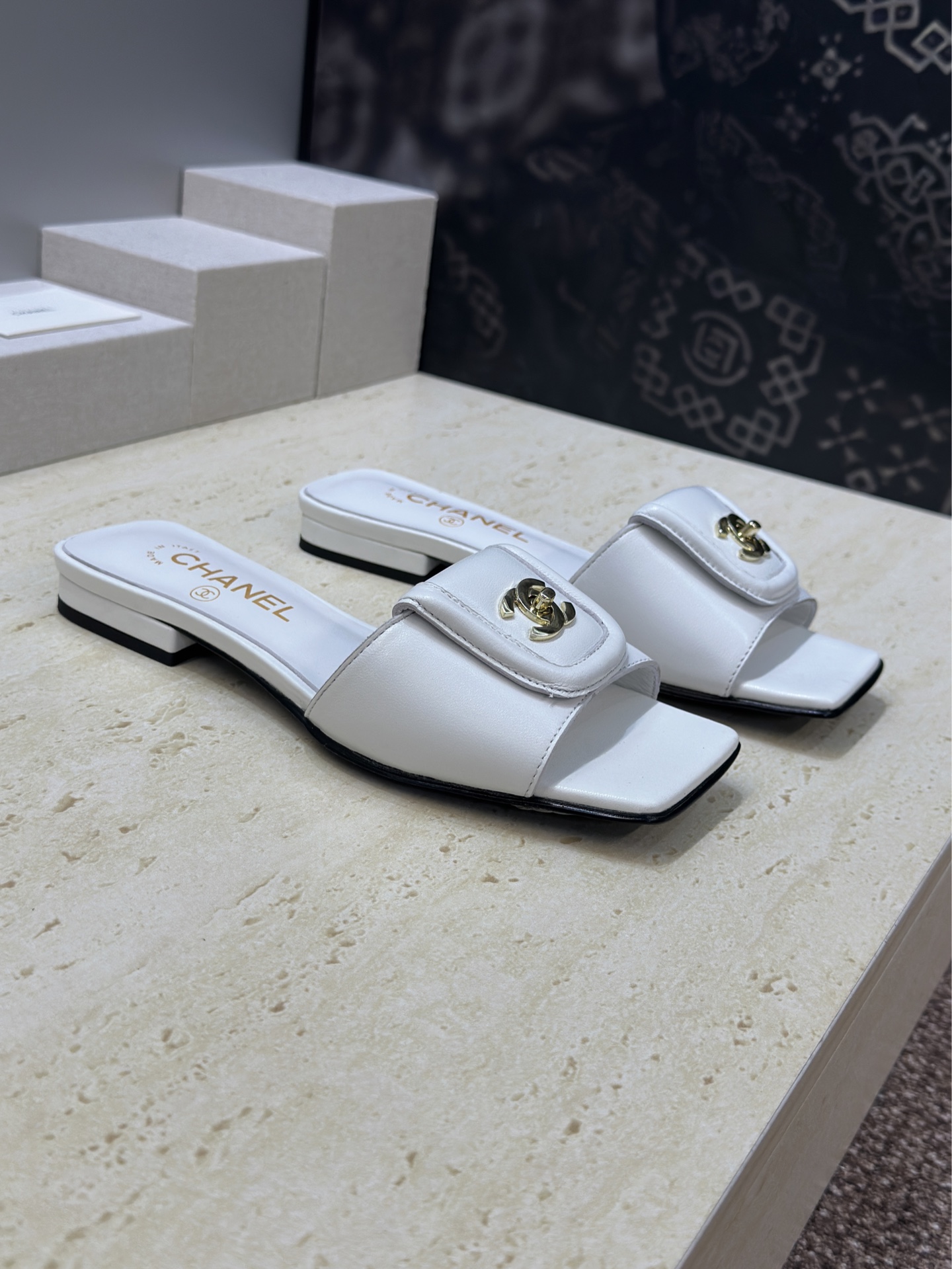 NO:784437,Chanel CHANEL 2026 early spring new clamshell color matching women's shoes Xiaoxiang double C letter logo hardware buckle low heel square toe sandals Material upper imported mixed sheepskin/imported sheepskin + water-dyed sheepskin lining + Italian genuine leather outsole Size: 35-41 (40.41 customized non-refundable), slippers, chanel, chanel, slippers, sheepskin, sheep, Leather soles19860909香奈儿 CHANEL 2026早春新款翻盖拼色女鞋 小香双C字母logo五金扣低跟方头凉拖鞋 材质鞋面进口混种羊皮/进口羊猄皮+水染羊皮内里+意大利真皮大底 Size:35-41(40.41定制不退换）,拖鞋,chanel,chanel,slippers,sheepskin,sheep,Leather soles,Women's Shoes