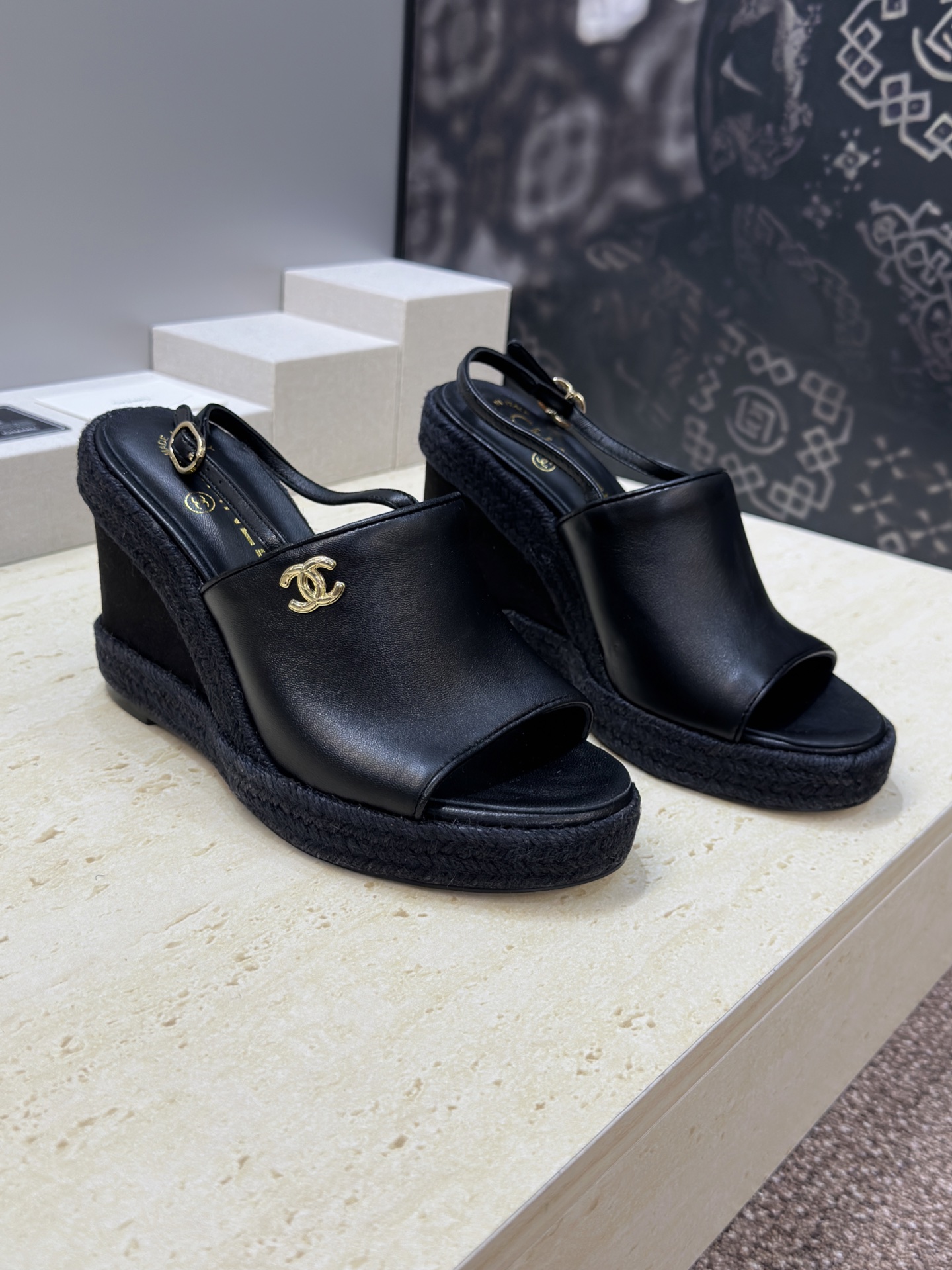 NO:784432,CHANEL Chanel 2026 early spring new fashion jelly color wedge hemp straw women's shoes Xiaoxiang double C letter logo hardware buckle thick bottom round toe open toe color matching back empty sandals Material: imported calfskin upper/environmentally friendly breathable wool/imported velvet + washed denim surface + water-dyed sheepskin foot lining + original open-mold straw combination genuine leather outsole Heel height: 7CM Forefoot height: 2.5CM  size35-41 (40.41 customized, non-returnable and non-exchangeable), high heels and sandals, chanel, chanel, sandals, high heels, slippers, espadrilles, cowhide, sheepskin, real silk, Leather soles19860909CHANEL 香奈儿2026早春新款时尚果冻色坡跟草编麻绳女鞋 小香双C字母logo五金扣厚底圆头露趾拼色后空凉拖鞋 材质:鞋面进口小牛皮/环保透气毛呢/进口真丝绒+水洗牛仔布面+水染羊皮垫脚内里+原版开模草编组合真皮大底 跟高:7CM 前掌高:2.5CM size35-41(40.41定做不退不换）,高跟鞋凉鞋,chanel,chanel,sandals,high heels,slippers,espadrilles,cowhide,sheepskin,real silk,Leather soles,Women's Shoes