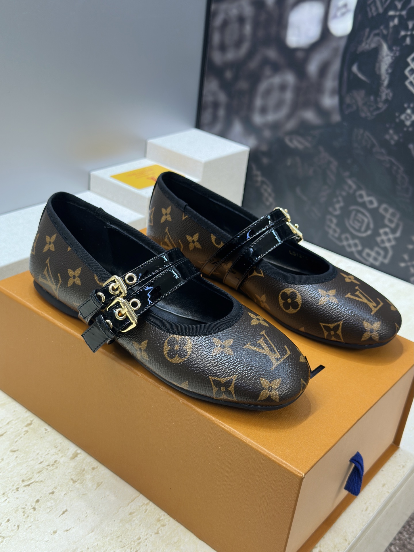 NO:784427,Louis Vuitton 2026 early spring new color flat-soled ballet doll women's shoes LV romy series letter logo hardware buckle round toe color-blocking Mary Jane women's shoes Material upper imported calfskin/imported old flower leather/environmentally friendly breathable canvas + water-dyed sheepskin lining + Italian genuine leather outsole Size35-41 (40.41 customization is not returnable), ballet shoes, louis vuitton, louis vuitton, mary  jane,cowhide,sheepskin,Leather soles19860909Louis Vuitton 2026早春新色平底芭蕾舞娃娃女鞋 LV romy系列字母logo五金扣圆头拼色玛丽珍女单鞋 材质鞋面进口小牛皮/进口老花皮/环保透气帆布+水染羊皮内里+意大利真皮大底 Size35-41（40.41定制不退换）,芭蕾舞鞋,louis vuitton,louis vuitton,mary jane,cowhide,sheepskin,Leather soles,Women's Shoes