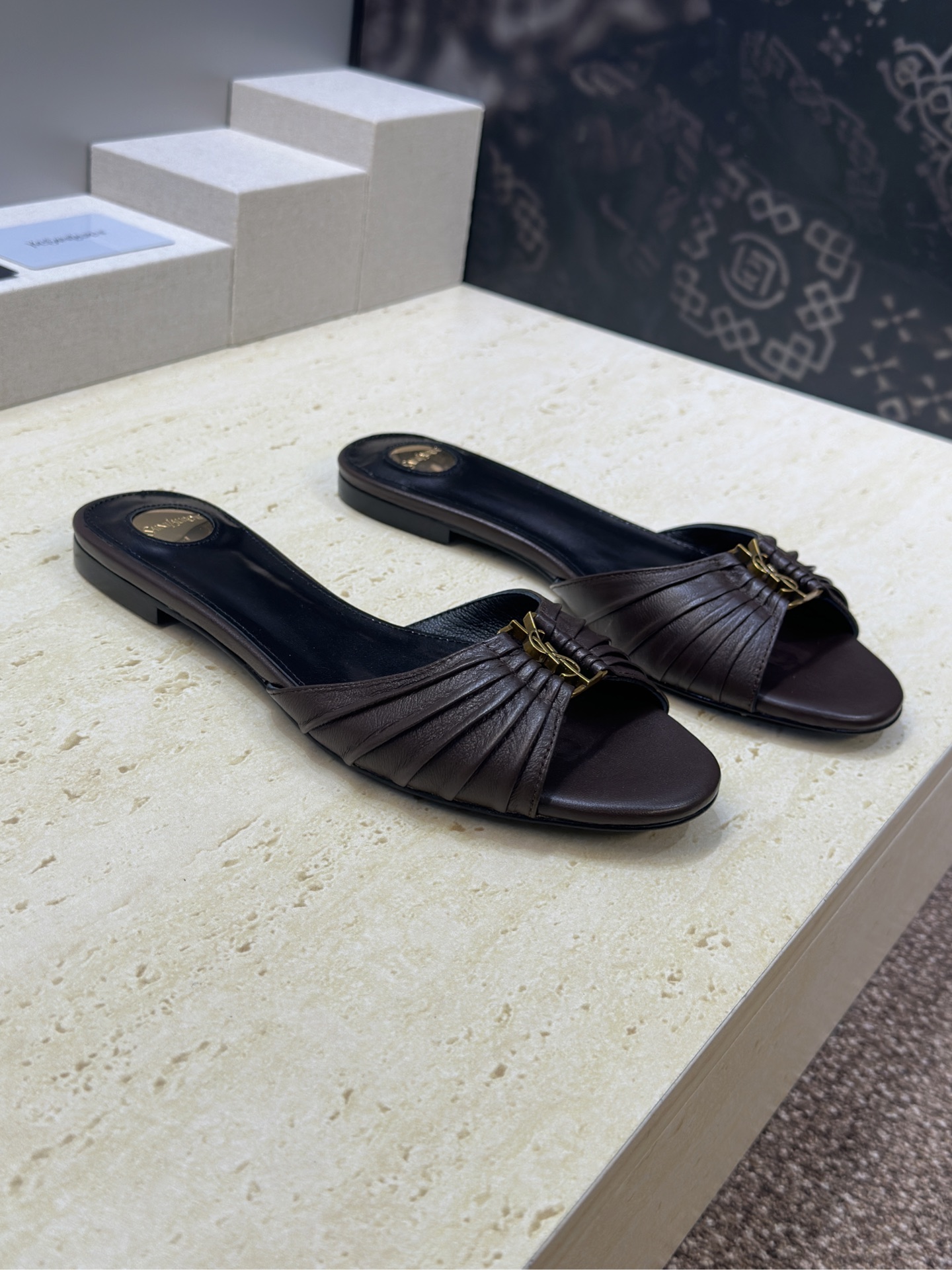 NO:784412,SAINT LAURENT PARIS Yves Saint Laurent 2026 early spring new flat-soled leopard print women's shoes YSL letter logo hardware buckle star's same style round-toe flip-flops open-toe sandals Material: upper imported wrinkled patent sheepskin/imported sheepskin + water-dyed sheepskin lining + Italian genuine leather outsole Size: 35-42 (40.41.42 custom-made non-refundable), sandals, saint laurent, saint laurent, saint  laurent,sandals,slippers,sheepskin,sheep,Leather soles19860909SAINT LAURENT PARIS 圣罗兰2026早春新款平底豹纹女鞋 YSL字母logo五金扣明星同款圆头一字拖露趾凉拖鞋 材质:鞋面进口皱漆羊皮/进口羊猄皮+水染羊皮里+意大利真皮大底 Size:35-42(40.41.42订做不退换),凉鞋,saint laurent,saint laurent,saint laurent,sandals,slippers,sheepskin,sheep,Leather soles,Women's Shoes