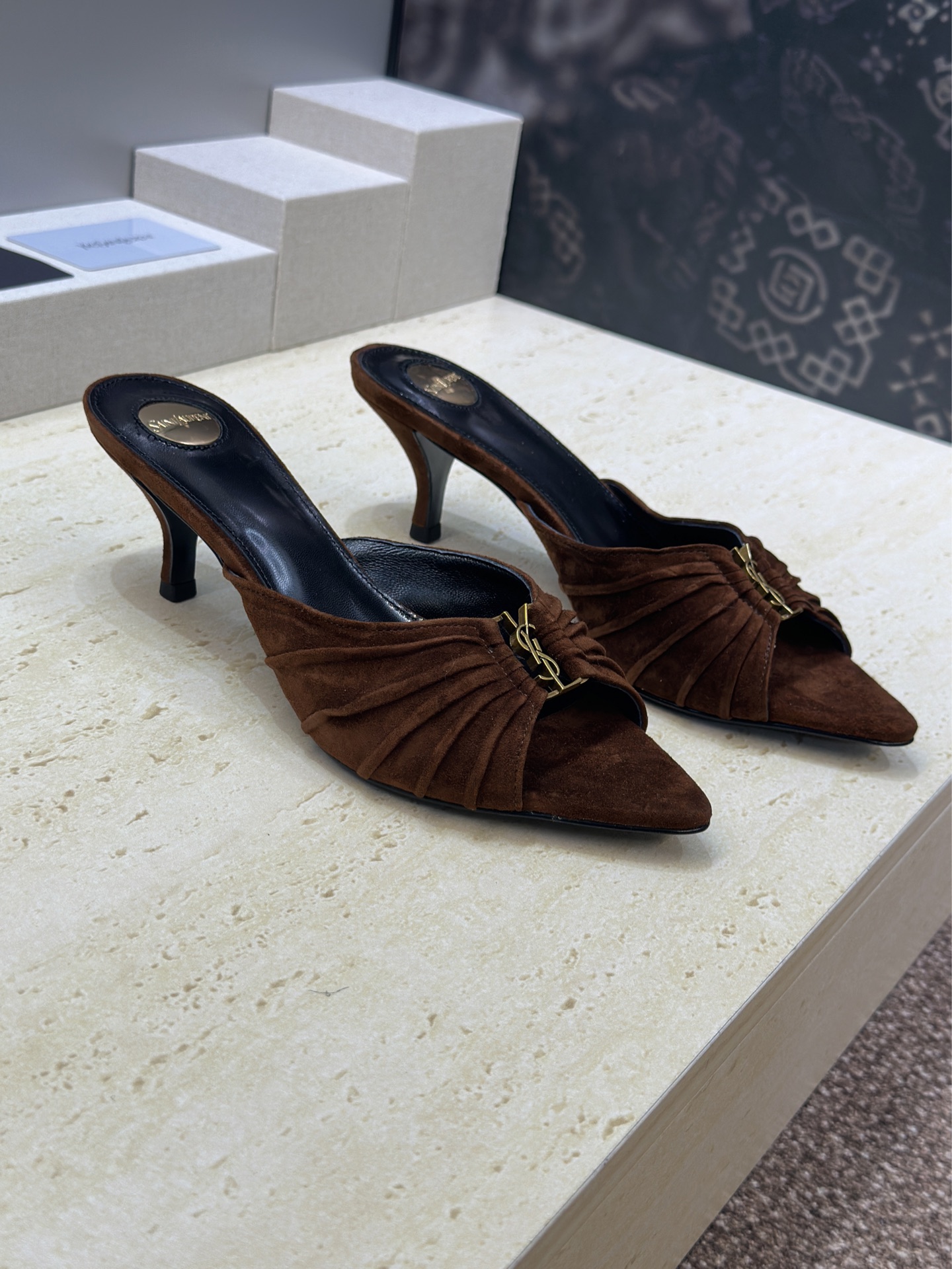 NO:784417,SAINT LAURENT PARIS 2026 early spring new mid-heel leopard print women's shoes YSL letter logo hardware buckle star's same style thin pointed toe one-piece open-toe sandals Material: upper imported wrinkled patent sheepskin/imported sheepskin + water-dyed sheepskin lining + Italian genuine leather outsole Heel height: 6.5CM Size: 35-42 (40.41.42 custom-made and non-returnable), sandals, saint  laurent,saint laurent,saint laurent,sandals,slippers,sheepskin,sheep,leather soles19860909SAINT LAURENT PARIS 圣罗兰2026早春新款中跟豹纹女鞋 YSL字母logo五金扣明星同款细根尖头一字拖露趾凉拖鞋 材质:鞋面进口皱漆羊皮/进口羊猄皮+水染羊皮里+意大利真皮大底 跟高:6.5CM Size:35-42(40.41.42订做不退换),凉鞋,saint laurent,saint laurent,saint laurent,sandals,slippers,sheepskin,sheep,Leather soles,Women's Shoes