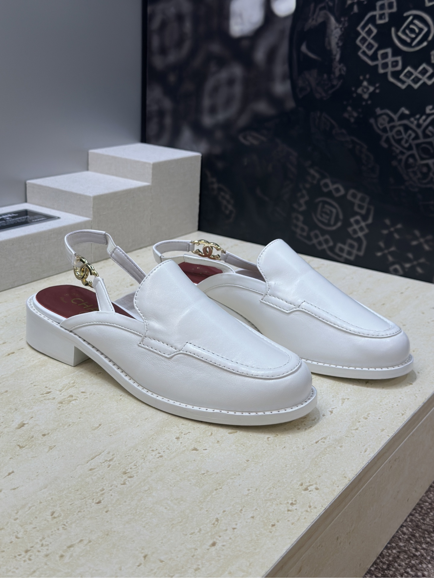 NO:784395,CHANEL Chanel 2026 early spring catwalk new low-heeled women's shoes with empty back Xiaoxiang double C letter logo hardware buckle round toe color matching sandals Material upper imported calfskin + water-dyed sheepskin lining + Italian leather outsole Heel height: 2.5CM  Size35-41 (40.41 customized, non-refundable), loafers and sandals, chanel, chanel, loafers, sandals, cowhide, sheepskin, Leather soles19860909CHANEL 香奈儿 2026早春走秀新款低跟后空女鞋 小香双C字母logo五金扣圆头拼色凉鞋 材质鞋面进口小牛皮+水染羊皮内里+意大利真皮大底 跟高:2.5CM Size35-41(40.41定制不退换）,乐福鞋凉鞋,chanel,chanel,loafers,sandals,cowhide,sheepskin,Leather soles,Women's Shoes