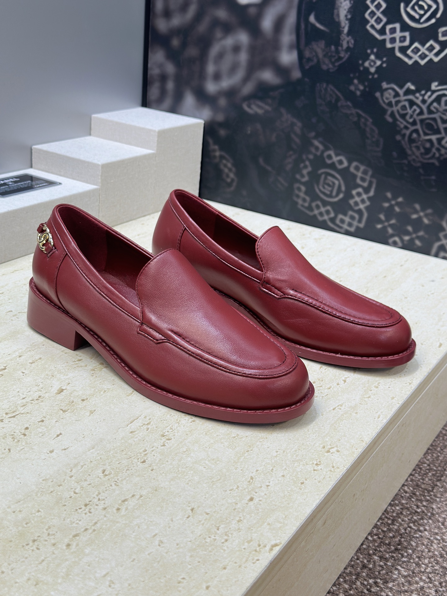 NO:784401,CHANEL Chanel 2026 early spring catwalk new low-heeled women's shoes Xiaoxiang double C letter logo hardware buckle round-toe loafers Material upper imported calfskin + water-dyed sheepskin lining + Italian leather outsole Heel height: 2.5CM Size35-41 (40.41 customization is not returnable), loafers sandals, chanel, chanel, loafers, sandals, cowhide, sheepskin, Leather  soles19860909CHANEL 香奈儿 2026早春走秀新款低跟女鞋 小香双C字母logo五金扣圆头乐福单鞋 材质鞋面进口小牛皮+水染羊皮内里+意大利真皮大底 跟高:2.5CM Size35-41(40.41定制不退换）,乐福鞋凉鞋,chanel,chanel,loafers,sandals,cowhide,sheepskin,Leather soles,Women's Shoes