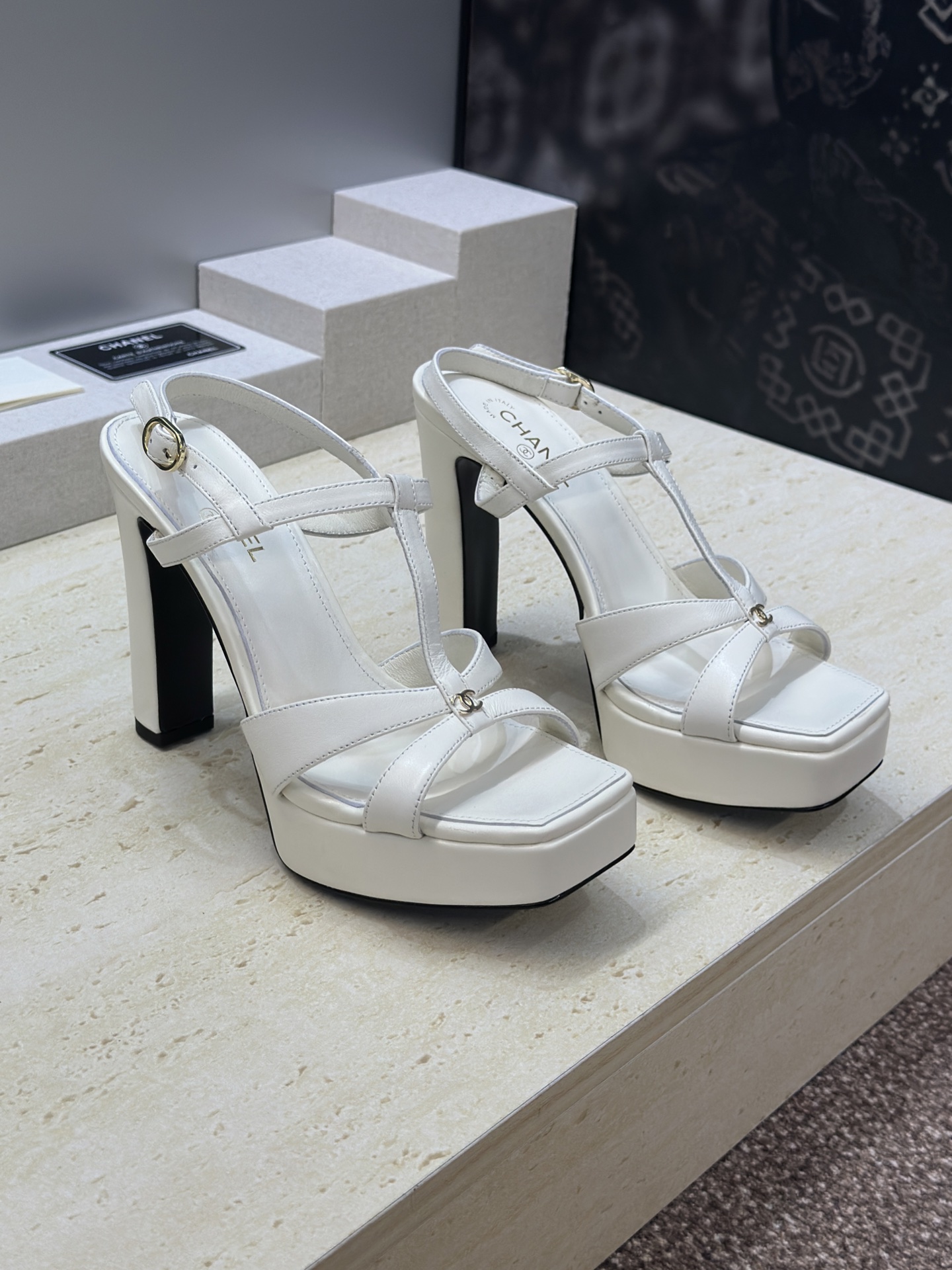 NO:784388,CHANEL Chanel 2026 early spring new fashion ultra-high heel Roman style hollow air field shoes for women Xiaoxiang double C letter logo hardware buckle thick heel round toe open toe back sandals Material: imported calfskin upper + water-dyed sheepskin foot lining + Italian leather outsole Heel height: 11CM Forefoot height: 2.5CM  size 35-41 (40.41 customized, non-refundable and non-exchangeable), high heels and sandals, chanel, chanel, sandals, high heels, cowhide, sheepskin, Leather soles19860909CHANEL 香奈儿2026早春新款时尚超高跟罗马风格镂空气场女鞋 小香双C字母logo五金扣粗跟圆头露趾后空凉鞋 材质:鞋面进口小牛皮+水染羊皮垫脚内里+意大利真皮大底 跟高:11CM 前掌高:2.5CM size35-41(40.41定做不退不换）,高跟鞋凉鞋,chanel,chanel,sandals,high heels,cowhide,sheepskin,Leather soles,Women's Shoes