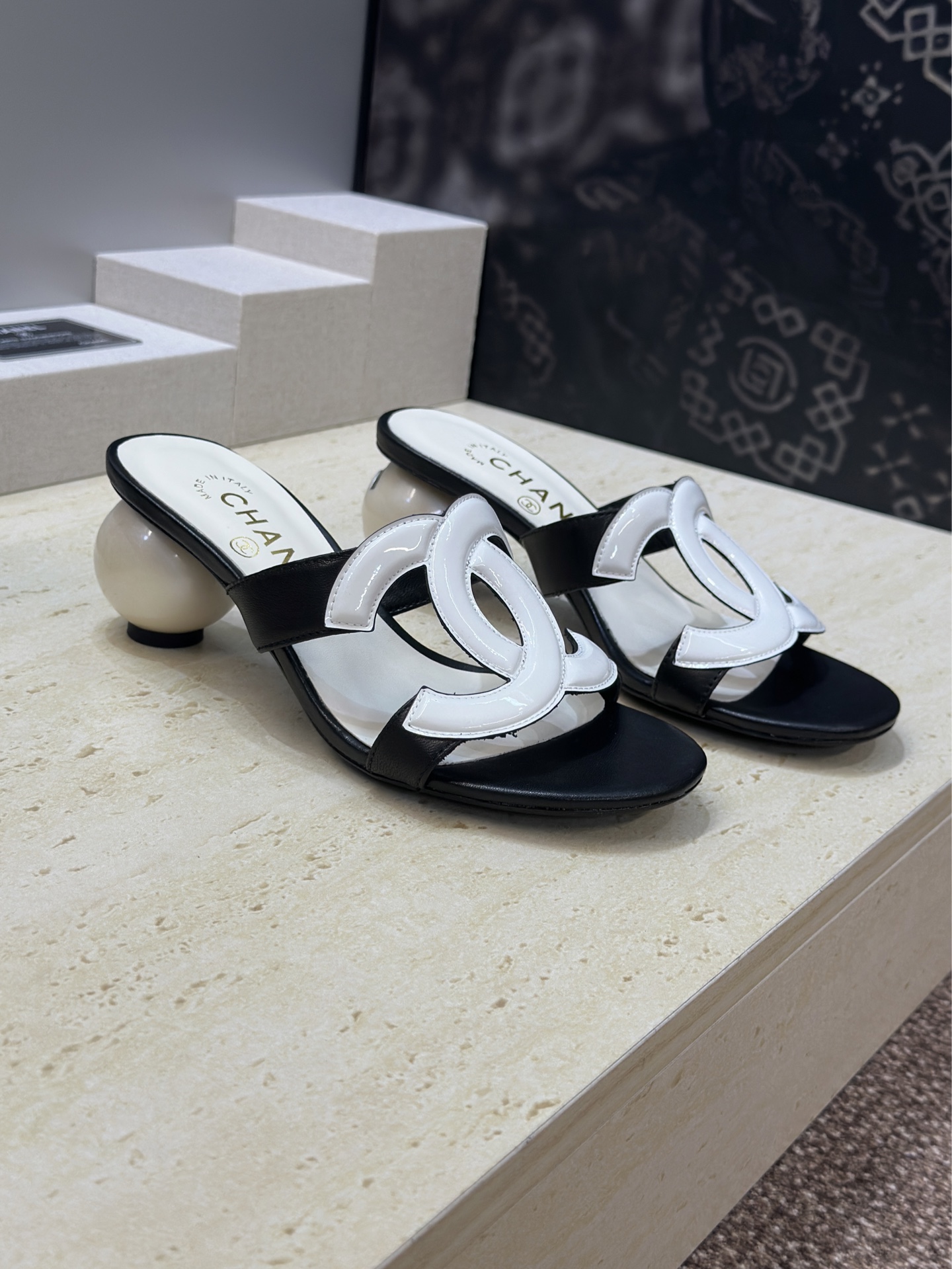 NO:784436,CHANEL Chanel 2026 early spring new fashionable pearl thick heel color-blocked women's shoes Xiaoxiang double C letter logo high heel round toe open toe hollow sandals Material: upper imported mixed sheepskin/imported cow patent leather + water-dyed sheepskin lining + Italian leather outsole Heel height: 7CM  size35-41 (40.41 customized, non-refundable and non-exchangeable), split-toe shoes, chanel, chanel, slippers, sheepskin, Leather soles19860909CHANEL 香奈儿2026早春新款时尚珍珠粗跟拼色女鞋 小香双C字母logo高跟圆头露趾镂空凉拖鞋 材质:鞋面进口混种羊皮/进口牛漆皮+水染羊皮内里+意大利真皮大底 跟高:7CM size35-41(40.41定做不退不换）,分趾鞋,chanel,chanel,slippers,sheepskin,Leather soles,Women's Shoes