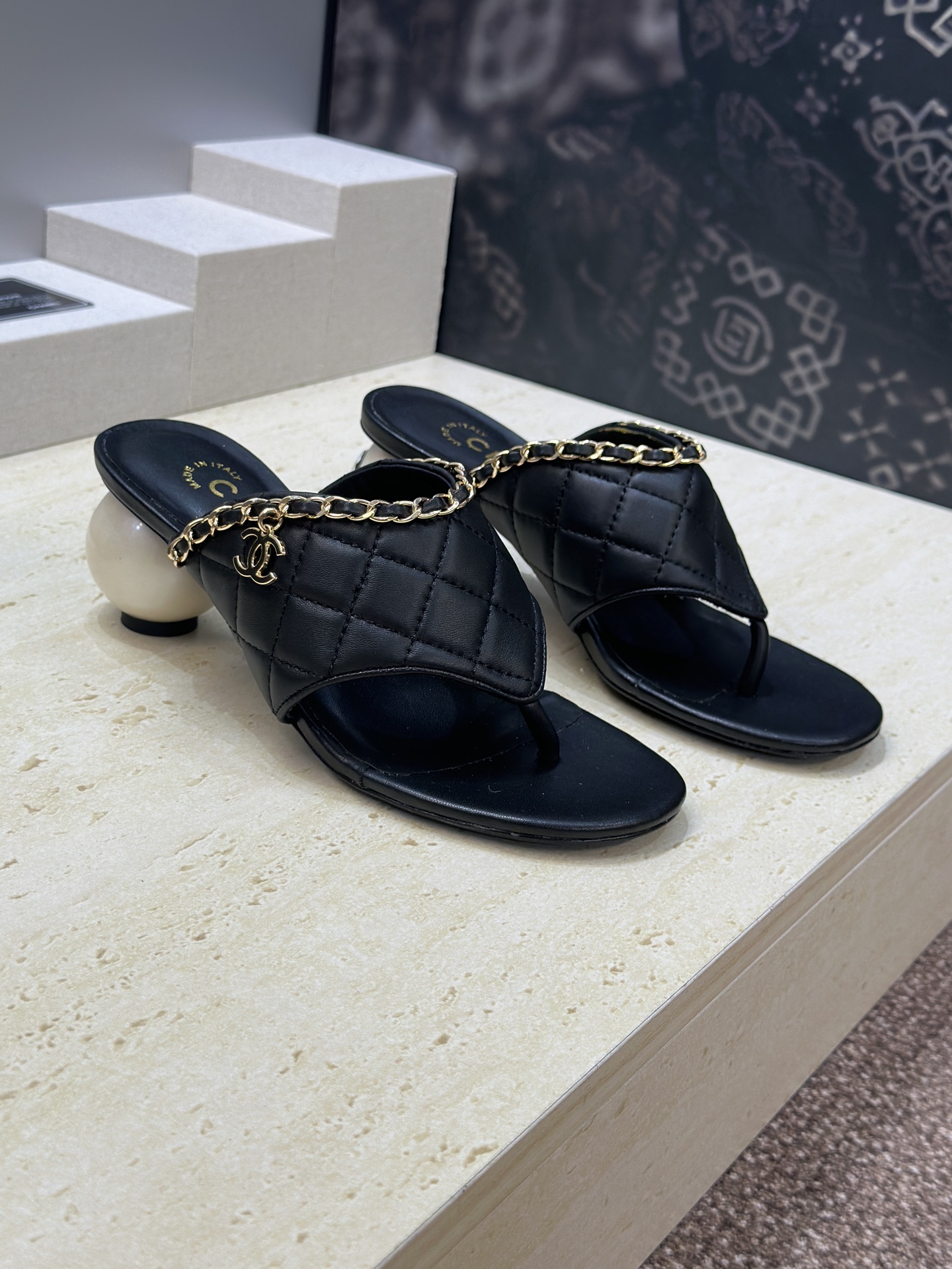 NO:784431,CHANEL Chanel 2026 early spring new fashion pearl thick heel color block chain women's shoes Xiaoxiang double C letter logo hardware buckle high heel round toe flip-flops Material: upper imported mixed sheepskin + water-dyed sheepskin lining + Italian genuine leather outsole Heel height: 7CM size35-41 (40.41 custom-made non-refundable), split-toe shoes, chanel, chanel, slippers, sheepskin, Leather soles19860909CHANEL 香奈儿2026早春新款时尚珍珠粗跟拼色链条女鞋 小香双C字母logo五金扣高跟圆头夹趾人字拖鞋 材质:鞋面进口混种羊皮+水染羊皮内里+意大利真皮大底 跟高:7CM size35-41(40.41定做不退不换）,分趾鞋,chanel,chanel,slippers,sheepskin,Leather soles,Women's Shoes