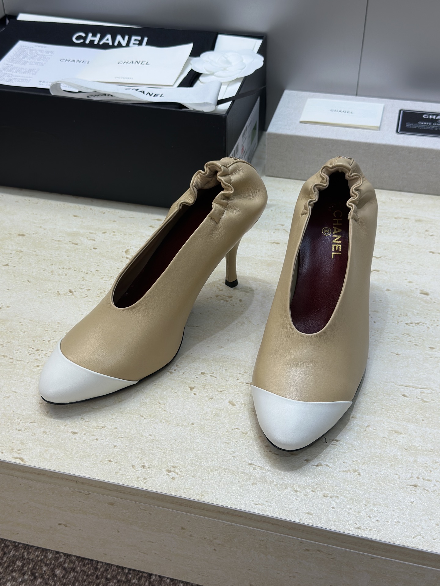 NO:784426,CHANEL Chanel 2026 early spring new high-heeled color-blocked women's shoes Xiaoxiang double C letter logo stiletto round-toe elastic shoes Material: imported mixed sheepskin upper + water-dyed sheepskin lining + Italian genuine leather outsole Heel height: 7.5CM SIZE: 35-41 (40.41 customized non-returnable), high-heeled shoes, chanel, chanel, high heels, sheepskin, Leather soles19860909CHANEL 香奈儿2026早春新款高跟拼色女鞋 小香双C字母logo细跟圆头弹力单鞋 材质:鞋面进口混种羊皮+水染羊皮内里+意大利真皮大底 跟高:7.5CM SIZE:35-41(40.41定制不退换),高跟鞋单鞋,chanel,chanel,high heels,sheepskin,Leather soles,Women's Shoes