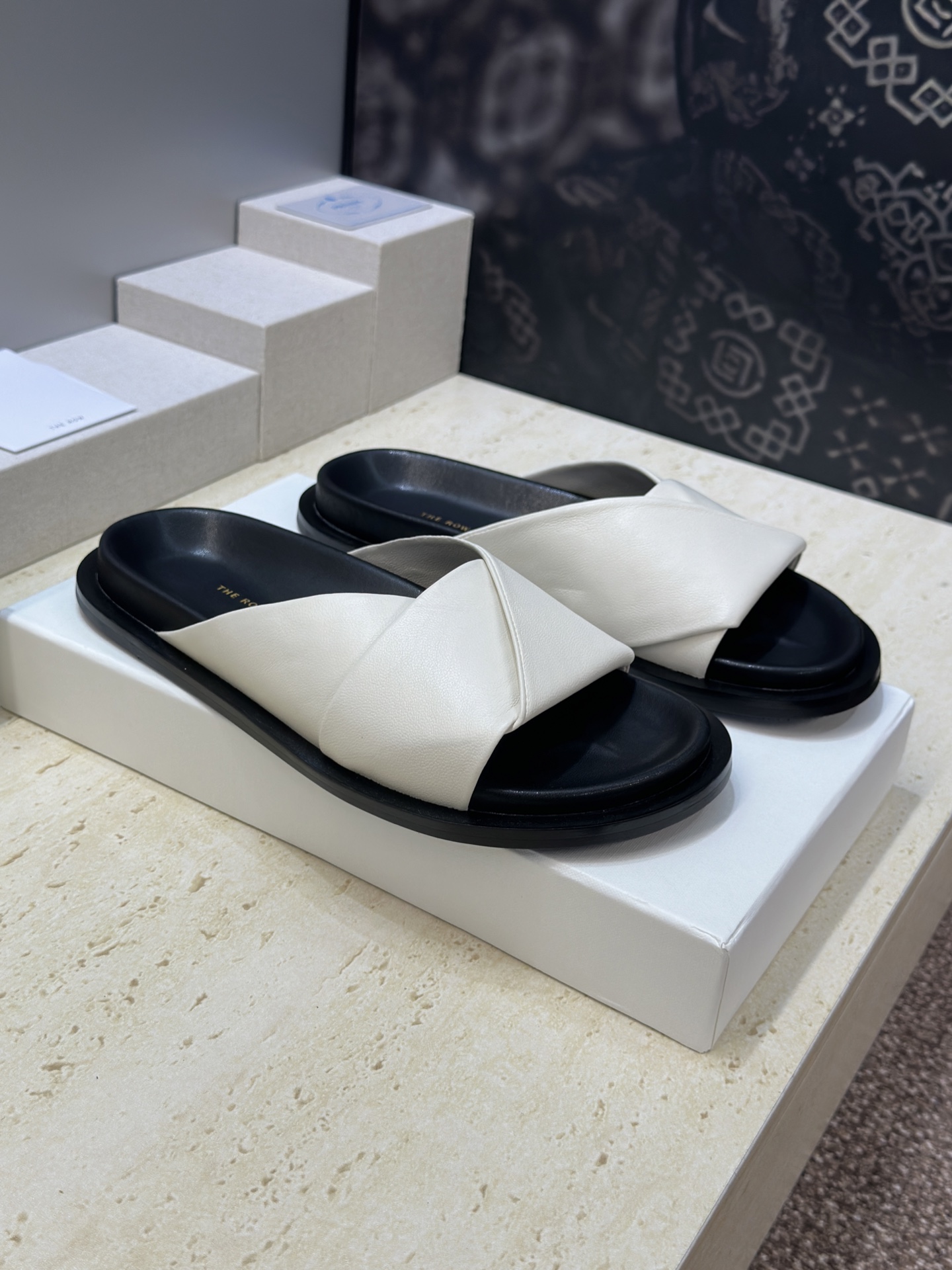 NO:784421,The Row 2026 spring and summer new cross-strap beach women's shoes, thick-soled round-toed open-toe bread slippers, material upper original custom mixed sheepskin + water-dyed sheepskin lining + original open mold non-slip outsole Size35-39 (40.41 customized non-refundable), slippers, slippers, sheepskin19860909The Row 2026春夏新款交叉带沙滩女鞋 厚底圆头露趾面包拖鞋 材质鞋面原版定制混种羊皮+水染羊皮内里+原版开模防滑大底 Size35-39（40.41定制不退换）,拖鞋,slippers,sheepskin,Women's Shoes