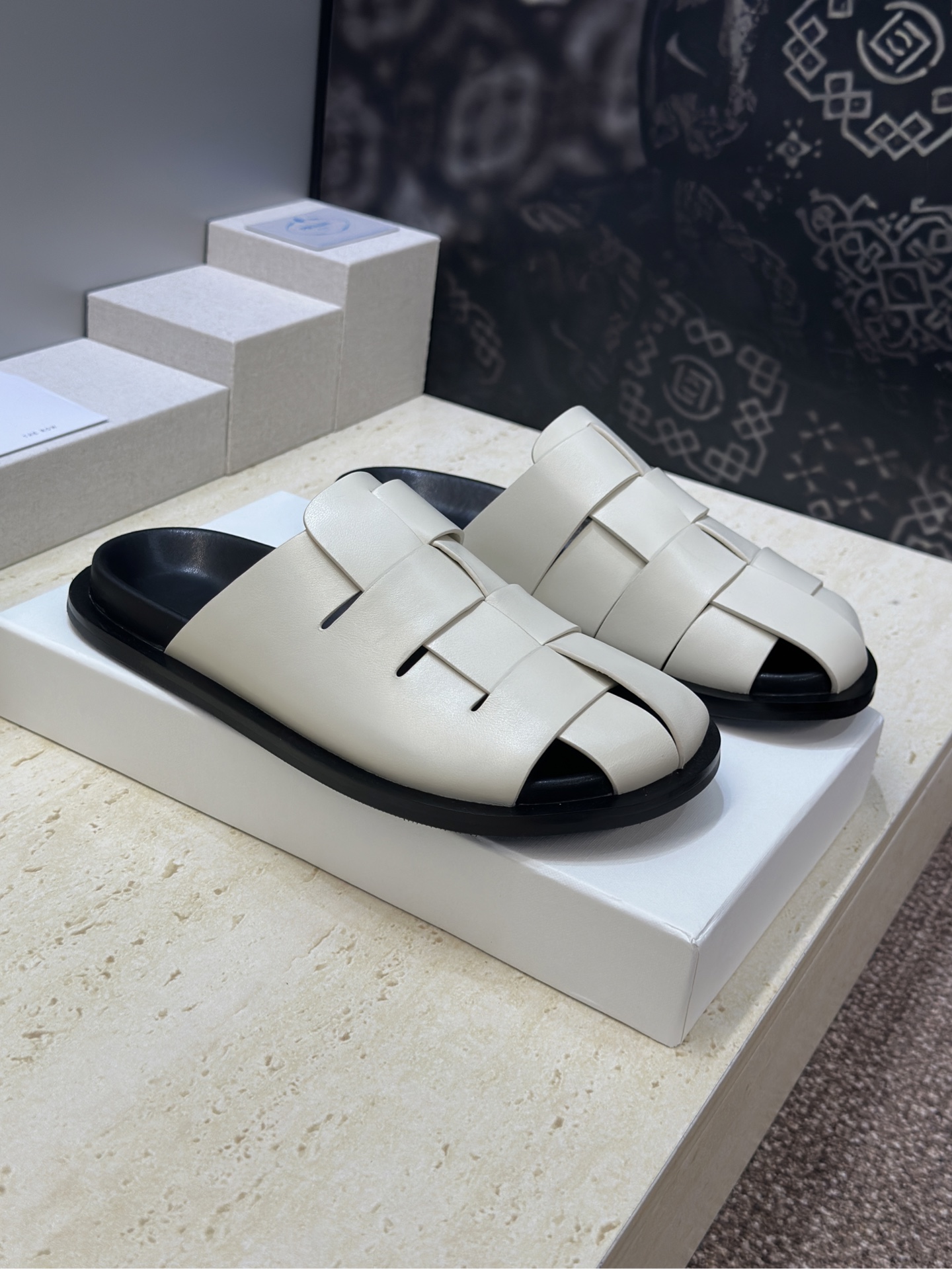 NO:783906,The Row 2026 spring and summer new woven cross-strap beach women's shoes Thick-soled round-toe hollow Mule bread slippers Material upper original custom mixed sheepskin + water-dyed sheepskin lining + original open mold non-slip outsole Size35-39 (40.41 customized non-returnable), half drag, slippers, sheepskin19860909The Row 2026春夏新款编织交叉带沙滩女鞋 厚底圆头镂空穆勒面包拖鞋 材质鞋面原版定制混种羊皮+水染羊皮内里+原版开模防滑大底 Size35-39（40.41定制不退换）,半拖,slippers,sheepskin,Women's Shoes