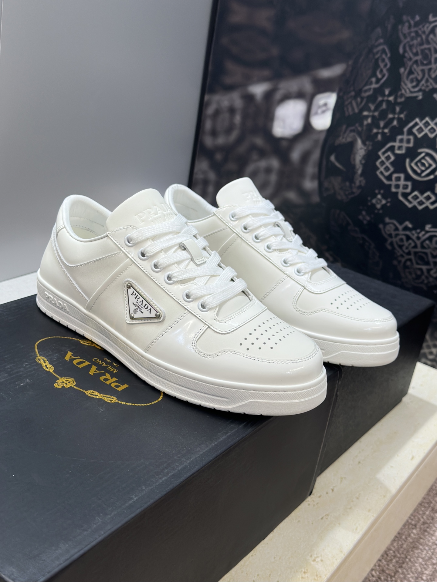 NO:783898,Top version of PRADA Classic couple series casual sports running shoes P family letter logo iconic badge triangle logo color matching flat bottom round toe lace-up skateboard white shoes Material: upper imported open edge beaded cowhide/imported calfskin/imported cow patent leather+water-dyed cowhide lining+original molded Tpu outsole Size: women's size 35-40 (40 customization is not returnable)  Men's size 39-46 (45.46 customized, non-refundable), casual shoes/sports shoes, prada, prada, sneakers, cowhide19860909顶级版 PRADA 普拉达 经典情侣款系列休闲运动跑鞋 P家字母logo标志性徽章三角标拼色平底圆头系带滑板小白鞋 材质:鞋面进口开边珠牛皮/进口小牛皮/进口牛漆皮+水染牛皮内里+原版开模Tpu大底 Size:女码35-40(40定制不退换)  男码39-46(45.46定制不退换),休闲鞋/运动鞋,prada,prada,sneakers,cowhide,Women's Shoes