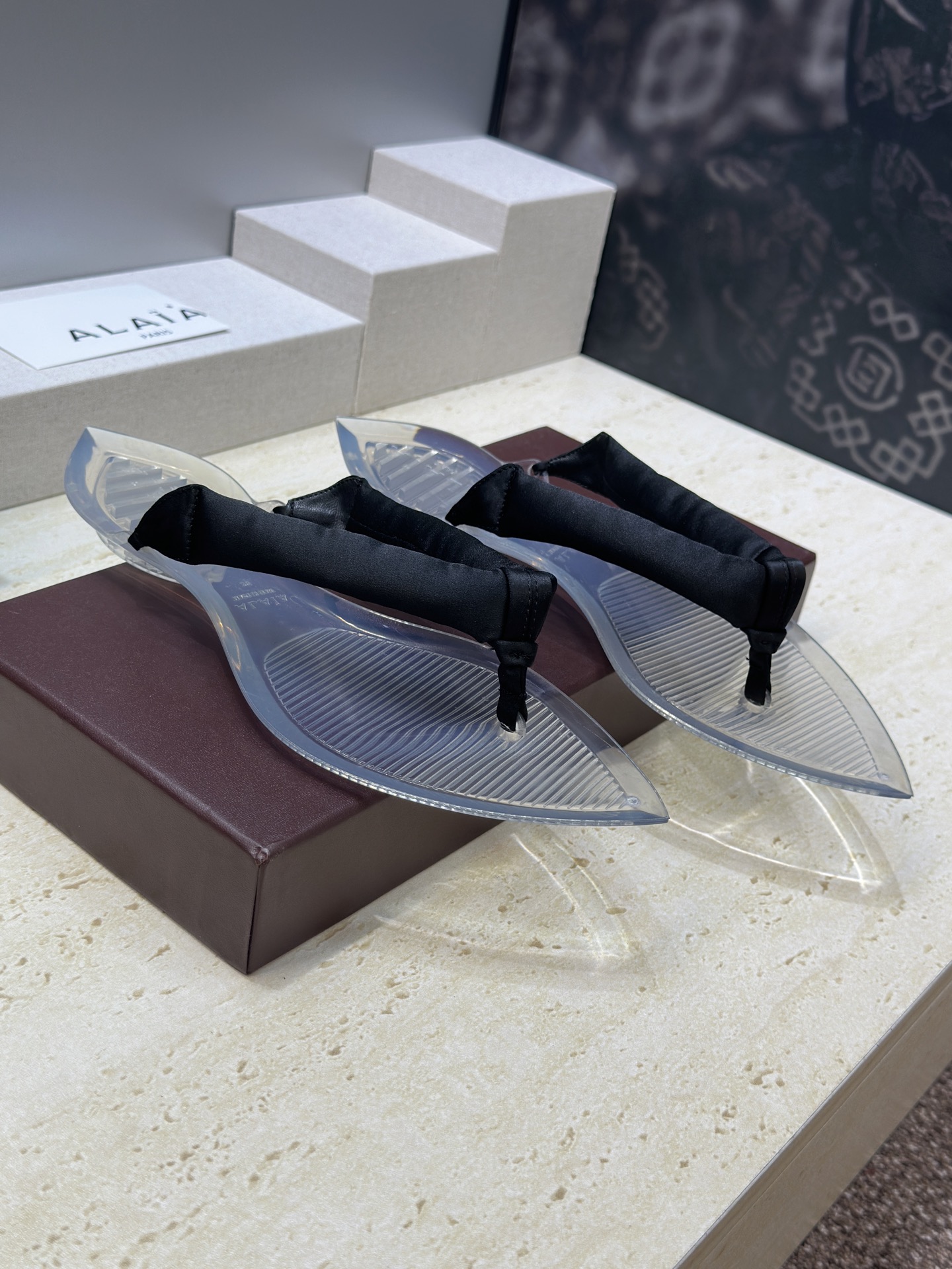 NO:785182,ALAIA 2026 spring and summer new jelly color women's shoes ALAIA letter logo star same style pointed toe color-blocking flip-flops Material upper imported silk fabric + original open mold PVC outsole Size35-41 (40.41 customized non-returnable), split-toe shoes, alaia, slippers, real silk19860909阿莱亚2026春夏新款果冻色女鞋 ALAIA字母logo明星同款尖头拼色夹趾人字拖鞋 材质鞋面进口真丝面料+原版开模Pvc大底 Size35-41(40.41定制不退换）,分趾鞋,alaia,slippers,real silk,Women's Shoes