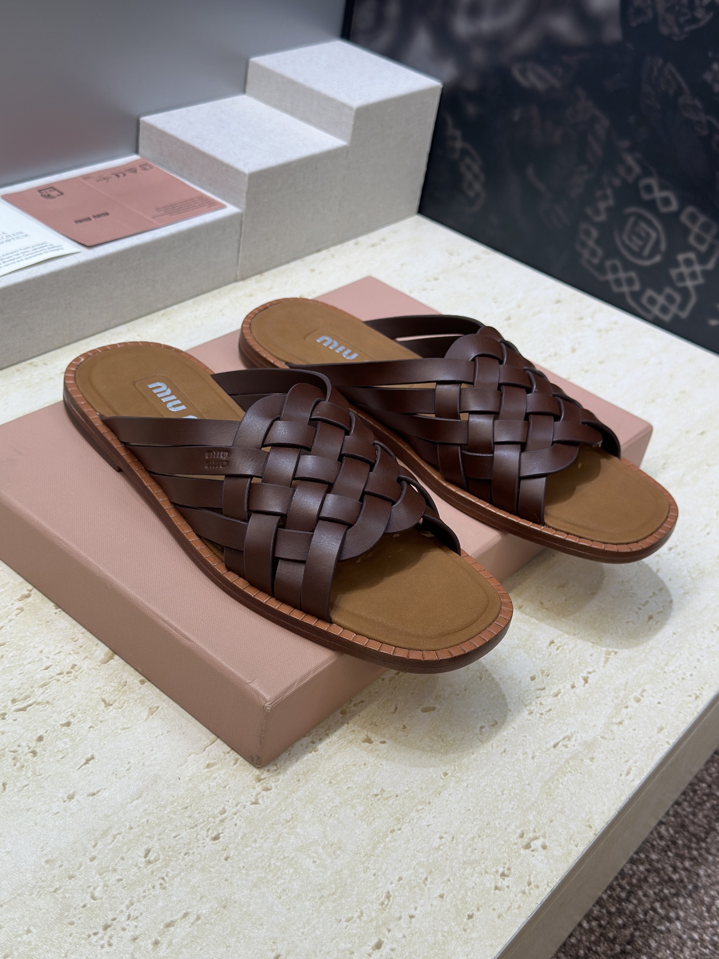 NO:785180,Miumiu 2026 early spring new woven cross-strap beach shoes for women, Miumiu letter logo flat-bottomed square-toe color-blocked hollow sandals and slippers Material: imported calfskin upper + water-dyed cowhide lining + Italian injection molded leather outsole Size: 35-41 (40.41 customization is not returnable), slippers, miumiu, slippers, cowhide, Leather soles19860909Miumiu 2026早春新款编织交叉带沙滩女鞋 缪缪字母logo平底方头拼色镂空凉拖鞋 材质:鞋面进口小牛皮+水染牛皮内里+意大利注塑真皮大底 Size:35-41(40.41定制不退换）,拖鞋,miumiu,slippers,cowhide,Leather soles,Women's Shoes