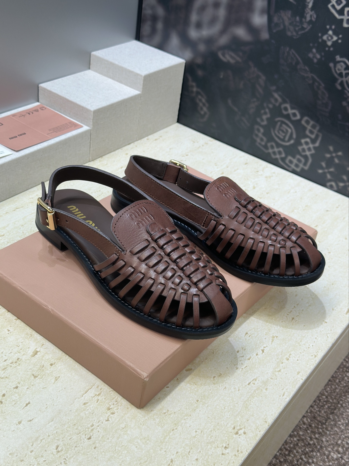 NO:785177,Miumiu 2026 early spring new style pig cage hollow woven women's shoes Miumiu letter logo hardware buckle flat bottom round toe color matching sandals Material: imported mixed sheepskin upper + water-dyed cowhide lining + original open mold non-slip outsole Size: 35-41 (40.41 customized non-refundable), sandals, miumiu, sandals, slippers, cowhide, sheepskin19860909Miumiu 2026早春新款猪笼镂空编织女鞋 缪缪字母logo五金扣平底圆头拼色凉拖鞋 材质:鞋面进口混种羊皮+水染牛皮内里+原版开模防滑大底 Size:35-41(40.41定制不退),凉鞋,miumiu,sandals,slippers,cowhide,sheepskin,Women's Shoes