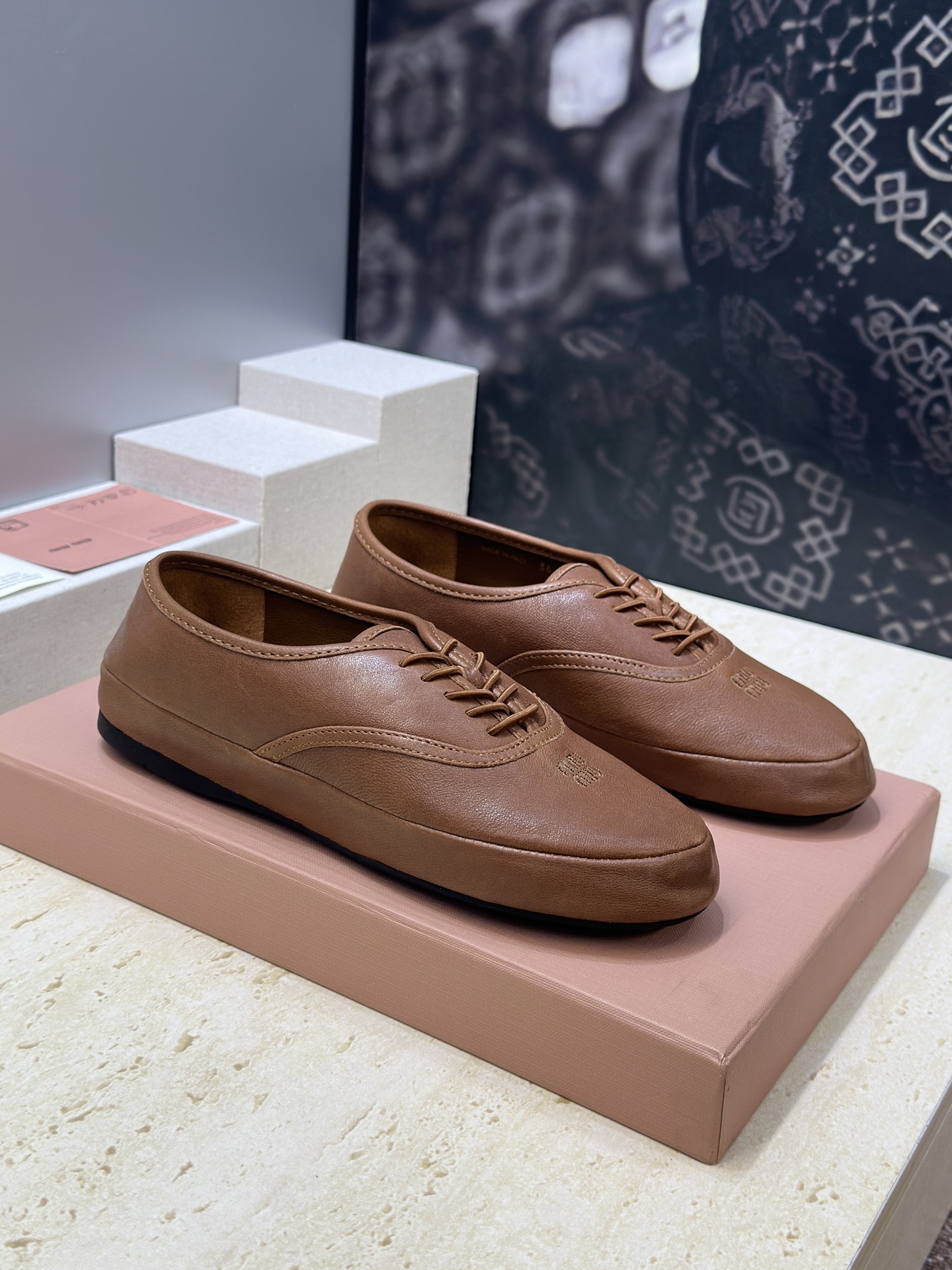 NO:785173,Miumiu 2026 spring and summer catwalk new lace-up moral women's shoes Miumiu letter logo star's same style flat-bottomed round-toe retro casual shoes Material: imported mixed sheepskin upper + water-dyed sheepskin lining + original open-film rubber outsole Size: 35-41 (40.41 customization is not returnable), single shoes, miumiu, sheepskin19860909Miumiu 2026春夏走秀新款系带徳训女鞋 缪缪字母logo明星同款平底圆头复古休闲单鞋 材质:鞋面进口混种羊皮+水染羊皮内里+原版开膜橡胶大底 Size:35-41(40.41定制不退换）,单鞋,miumiu,sheepskin,Women's Shoes