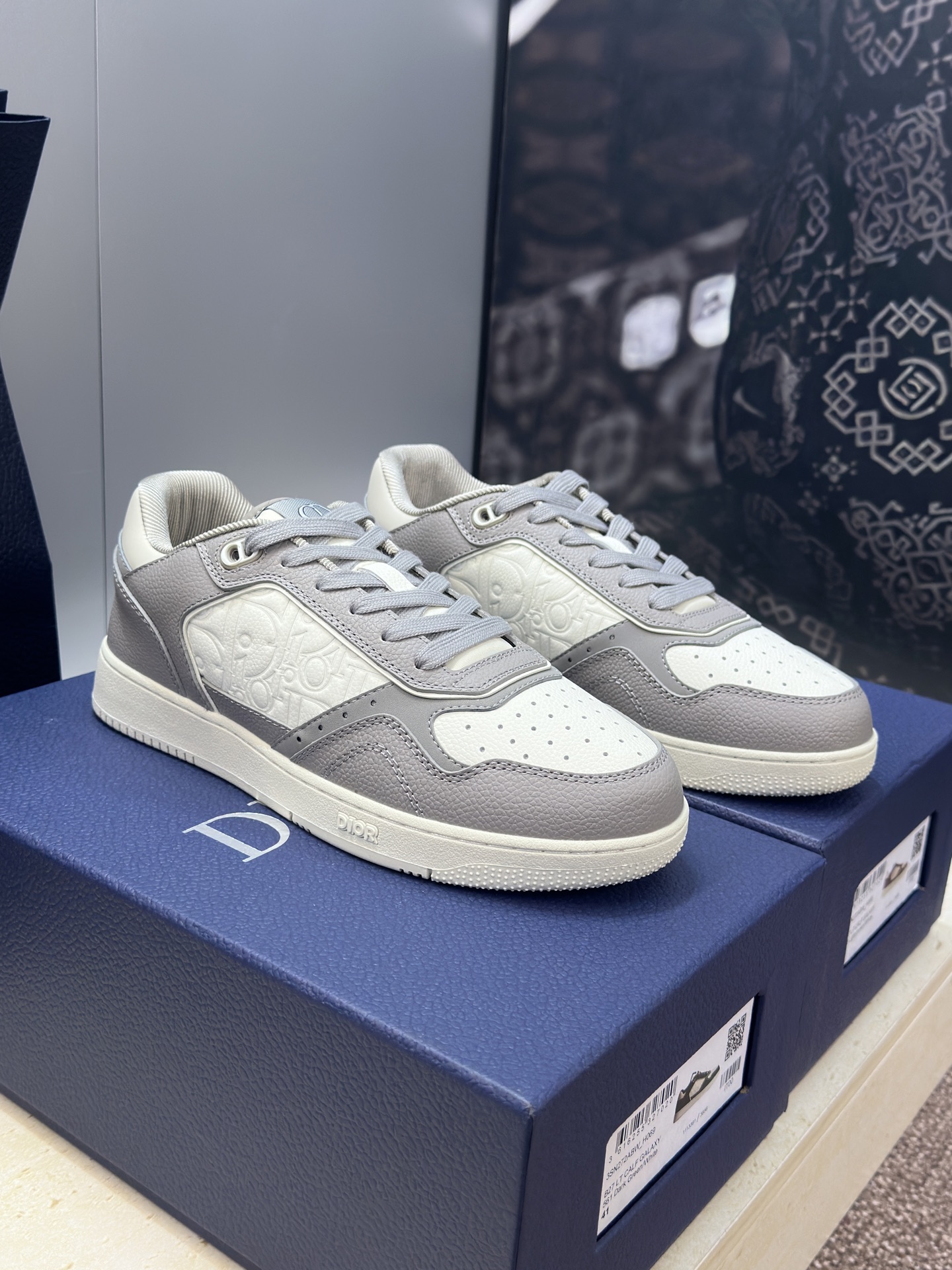 NO:785161,Dior's latest casual shoes for couples in spring and summer 2026 Dior OBLIQUE B27 CD letter logo embossed round toe low-cut lace-up skateboard shoes Stars' same style flat-soled color-blocking sneakers Original development Top purchasing quality Material: Original customized top calfskin + original molded Tpu outsole + imported breathable mesh fabric lining Size women's size 36-40 (women's size 40 customized)  Men's size 39-47 (.45.46.47 customized, non-refundable and non-exchangeable), casual shoes/sports shoes, dior, dior, sneakers, cowhide19860909迪奥 2026春夏最新情侣款休闲鞋 Dior OBLIQUE B27 CD字母logo压花圆头低帮系带滑板鞋 明星同款平底拼色运动鞋 原版开发 顶级代购品质 材质:原版定制顶级小牛皮+原版开模Tpu大底+进口透气网眼织物内里 Size女码36-40（女码40定制） 男码39-47（.45.46.47定制不退不换）,休闲鞋/运动鞋,dior,dior,sneakers,cowhide,Women's Shoes