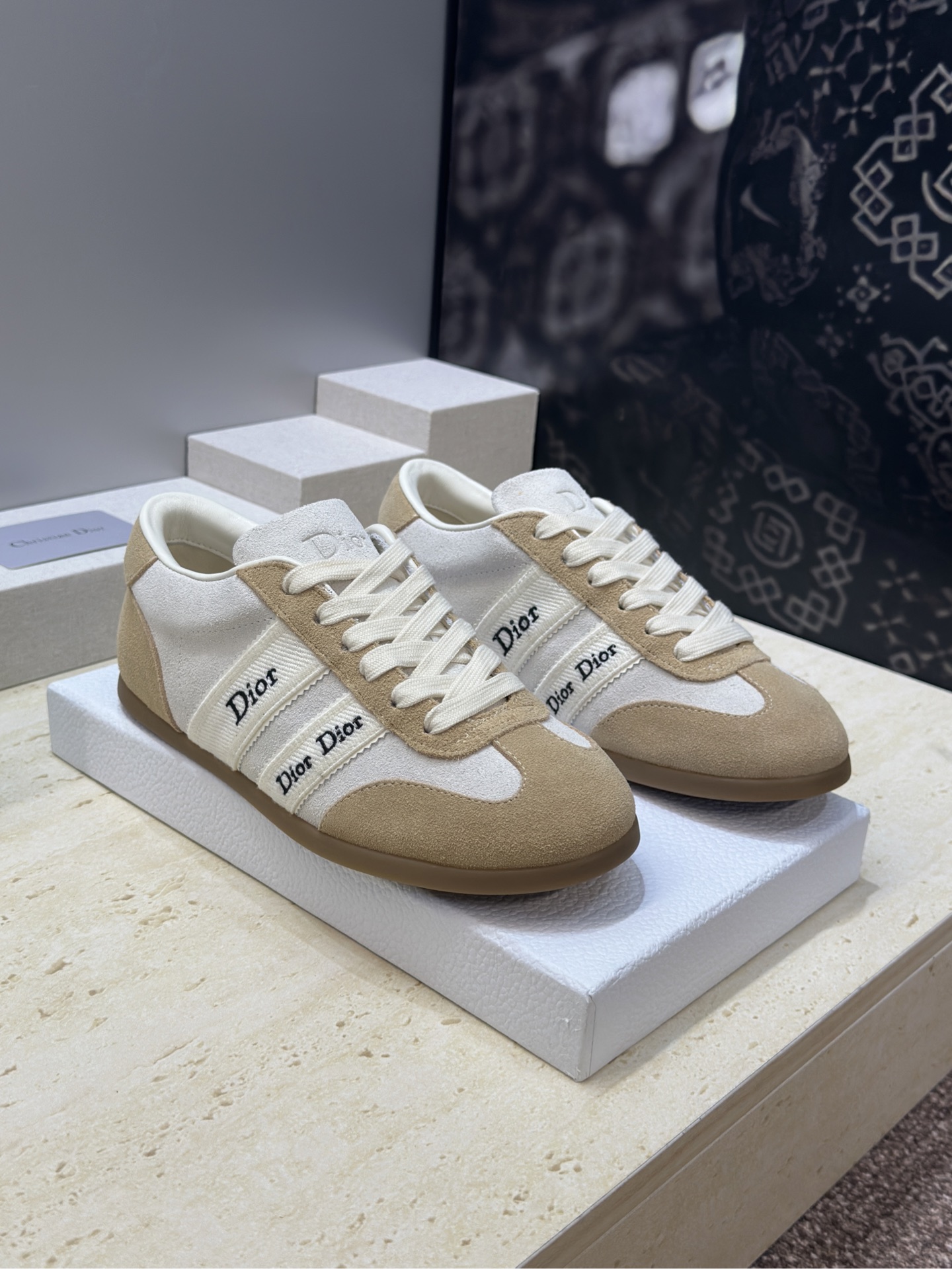 NO:785165,Dior 2026 spring and summer new Ribbon casual canvas sports white shoes CD letter logo webbing flat bottom round toe color matching Forrest training shoes Material upper imported sheepskin/environmentally friendly breathable canvas fabric+water-dyed sheepskin lining/environmentally friendly breathable fabric+original molded TPU outsole  Size: 35-42 (40.41.42 customized, non-refundable and non-exchangeable), casual shoes/sports shoes, dior, dior, sneakers, sheepskin, sheep19860909迪奥 Dior 2026春夏新款Ribbon系带休闲帆布运动小白鞋 CD字母logo织带平底圆头拼色阿甘德训鞋 材质鞋面进口羊猄皮/环保透气帆布面料+水染羊皮内里/环保透气织物+原版开模TPU大底 Size:35-42(40.41.42定制不退不换),休闲鞋/运动鞋,dior,dior,sneakers,sheepskin,sheep,Women's Shoes