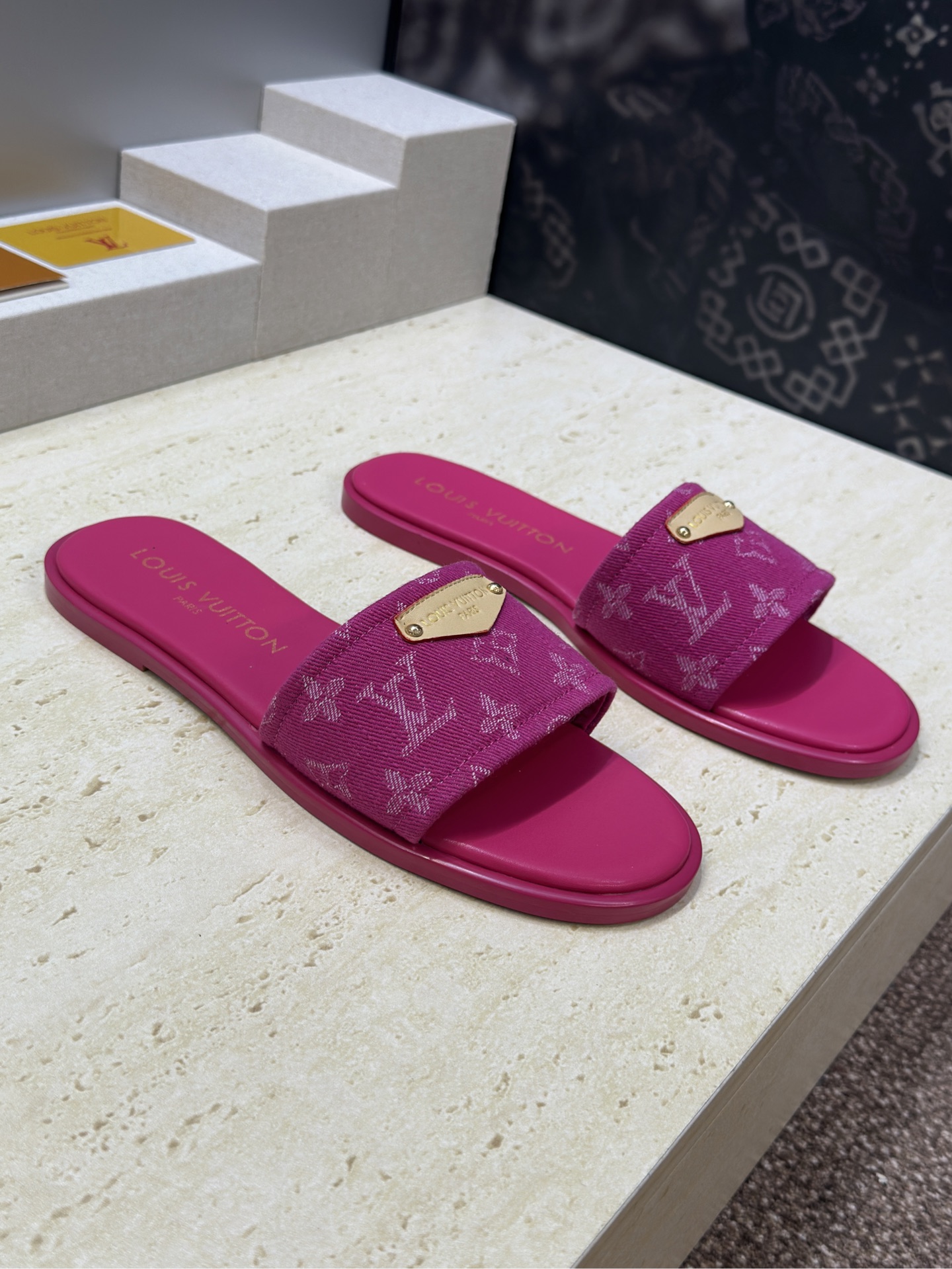 NO:785163,Louis Vuitton 2026 spring and summer new flat beach women's shoes LV letter logo hardware rivet leather buckle round toe open toe color block sandals Material upper imported environmentally friendly breathable presbyopic denim + water-dyed cowhide lining + Italian genuine leather outsole Size35-43 (40.41.42.43 customized non-refundable), high-heeled shoes and slippers, louis vuitton, louis vuitton, high  heels,slippers,cowhide,Leather soles19860909Louis Vuitton 2026春夏新款平底沙滩女鞋 LV 字母logo五金铆钉皮扣圆头露趾拼色凉拖鞋 材质鞋面进口环保透气老花牛仔布+水染牛皮内里+意大利真皮大底 Size35-43(40.41.42.43定制不退换）,高跟鞋拖鞋,louis vuitton,louis vuitton,high heels,slippers,cowhide,Leather soles,Women's Shoes