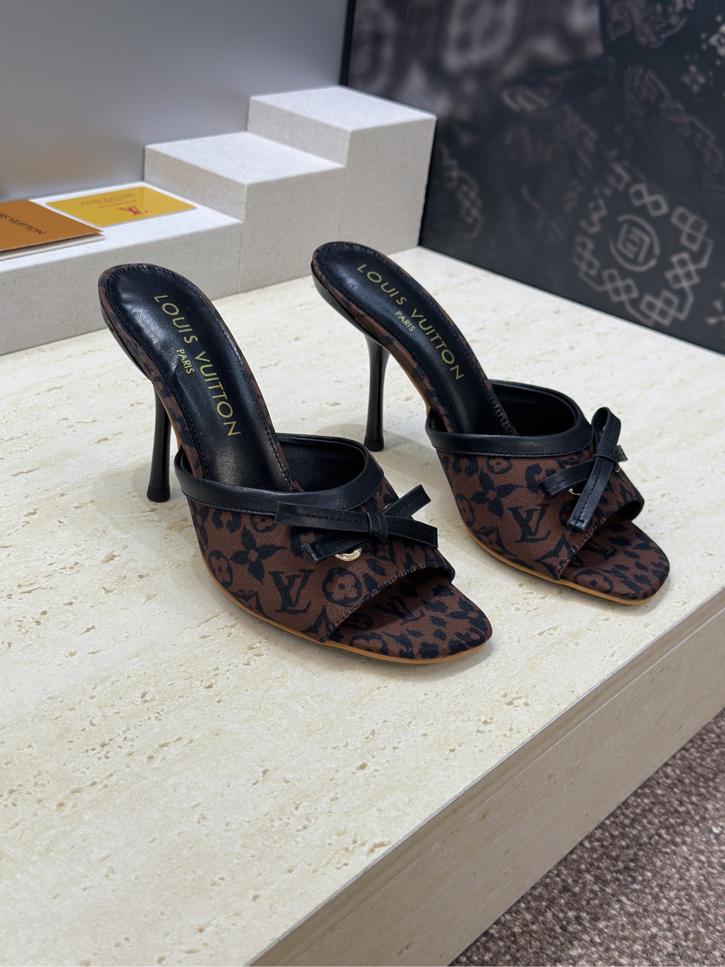 NO:785171,Louis Vuitton 2026 spring and summer new high-heeled butterfly fruit frost color women's shoes LV letter logo hardware buckle square toe color matching sandals and slippers Material upper imported environmentally friendly breathable old floral cloth + water-dyed sheepskin lining + Italian genuine leather outsole Heel height 9.5CM Size34-43 (34.40.41.42.43 customization is not returnable), high-heeled shoes and slippers, louis vuitton, louis vuitton, high  heels,slippers,sheepskin,leather soles19860909Louis Vuitton 2026春夏新款高跟蝴蝶结果冻色女鞋 LV 字母logo五金扣方头拼色凉拖鞋 材质鞋面进口环保透气老花布+水染羊皮内里+意大利真皮大底 跟高9.5CM Size34-43(34.40.41.42.43定制不退换）,高跟鞋拖鞋,louis vuitton,louis vuitton,high heels,slippers,sheepskin,Leather soles,Women's Shoes