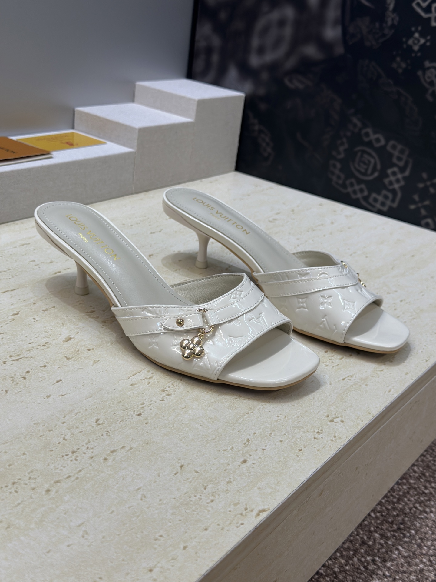 NO:785175,Louis Vuitton 2026 spring and summer new mid-heeled jelly color women's shoes LV letter logo hardware buckle square toe color matching sandals and slippers Material upper imported cow patent leather/imported metal sheepskin + water-dyed sheepskin lining + Italian genuine leather outsole Heel height 5.5CM Size34-43 (34.40.41.42.43 customized non-refundable), high-heeled shoes and slippers, louis vuitton, louis vuitton, high  heels,slippers,sheepskin,leather soles19860909Louis Vuitton 2026春夏新款中跟果冻色女鞋 LV 字母logo五金扣方头拼色凉拖鞋 材质鞋面进口牛漆皮/进口金属羊皮+水染羊皮内里+意大利真皮大底 跟高5.5CM Size34-43（34.40.41.42.43定制不退换）,高跟鞋拖鞋,louis vuitton,louis vuitton,high heels,slippers,sheepskin,Leather soles,Women's Shoes