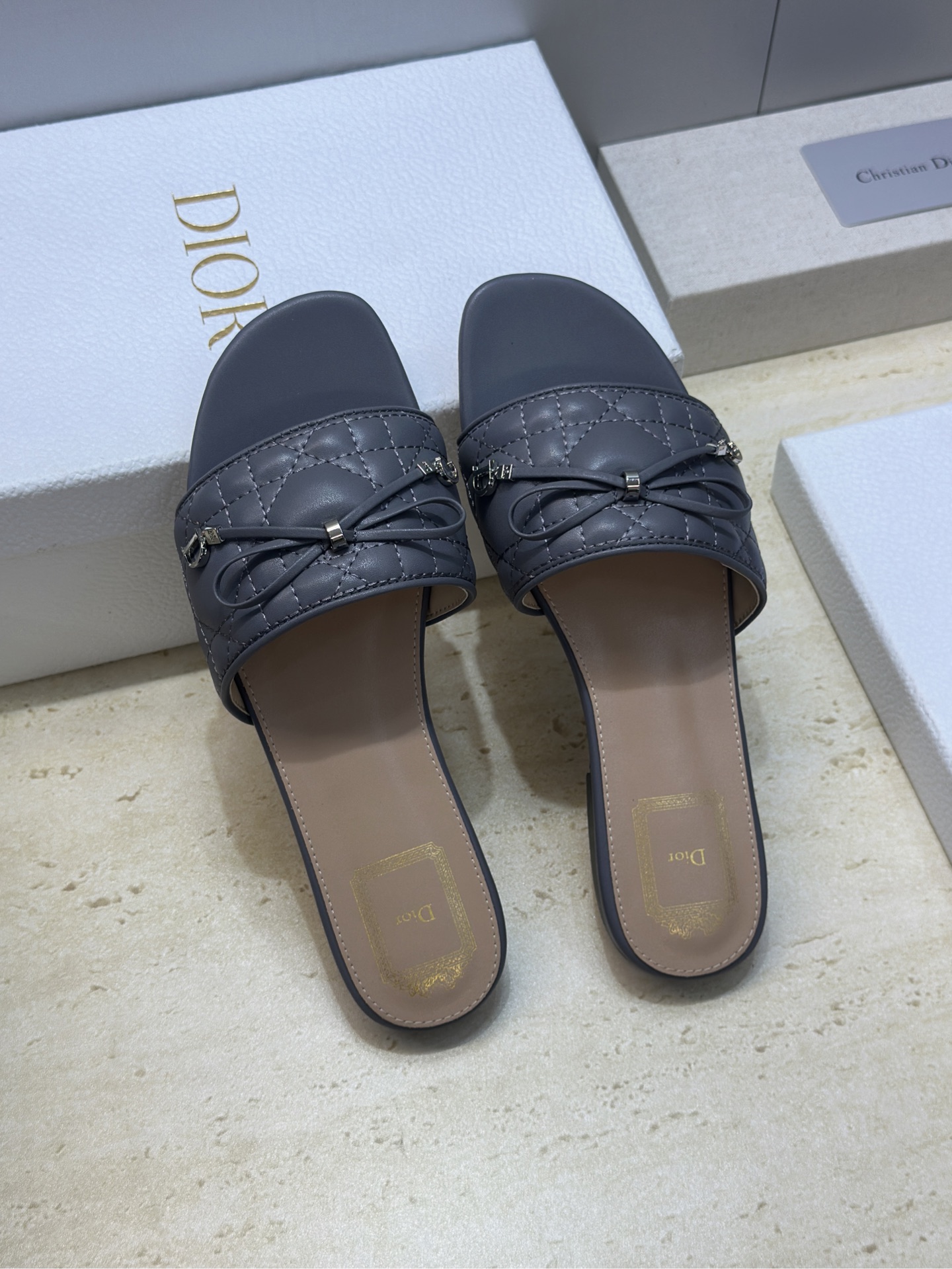 平底/迪奥 Dior 2026早春新款 Cannage藤格纹电绣粗跟一字拖女鞋 CD字母logo五金扣平