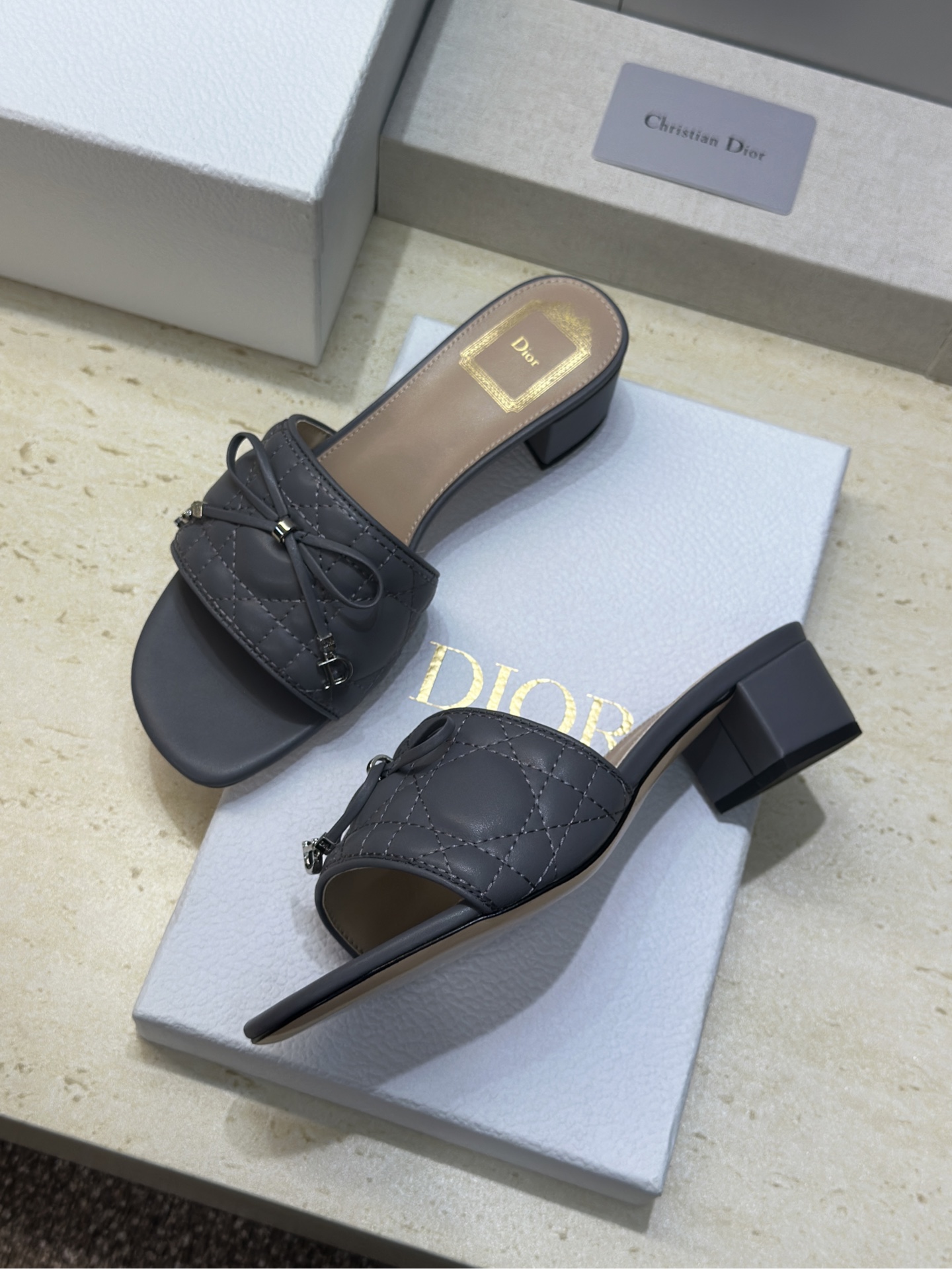 粗跟迪奥 Dior 2026早春新款 Cannage藤格纹电绣粗跟一字拖女鞋 CD字母logo五金扣平底